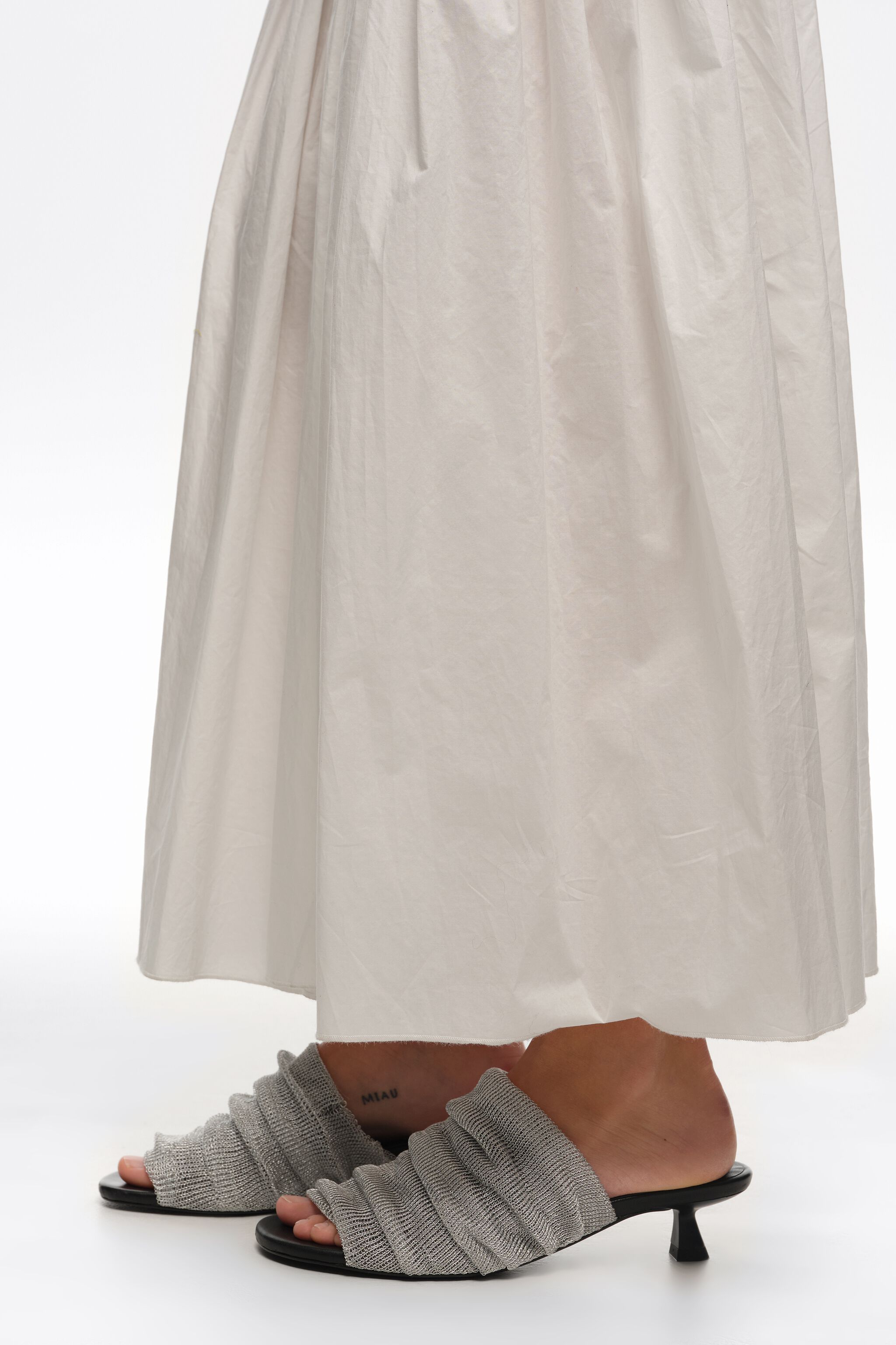 Silberner Mesh-Sandalen mit niedrigem Absatz