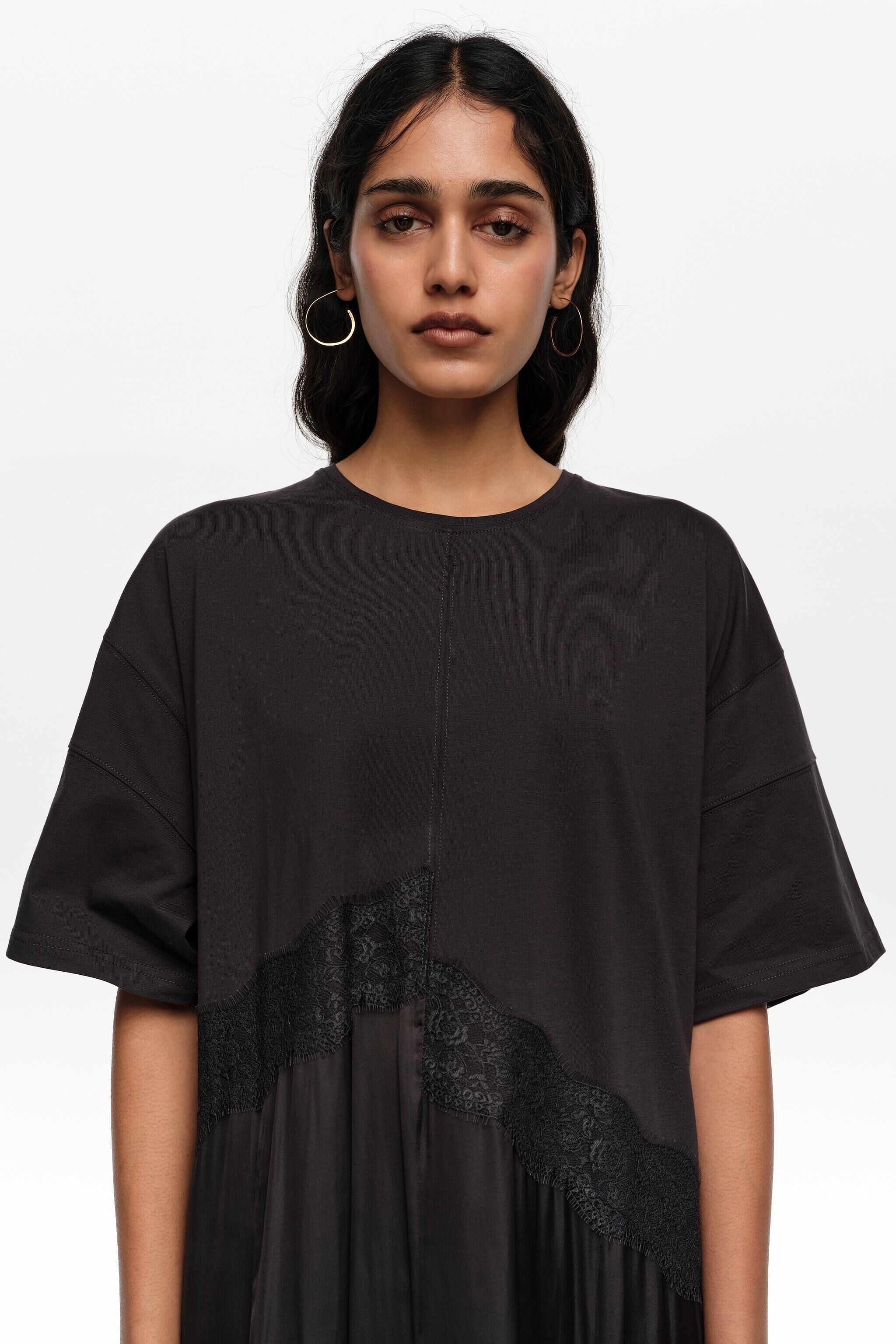 Schwarzes zweifach-materialisiertes asymmetrisches Kleid