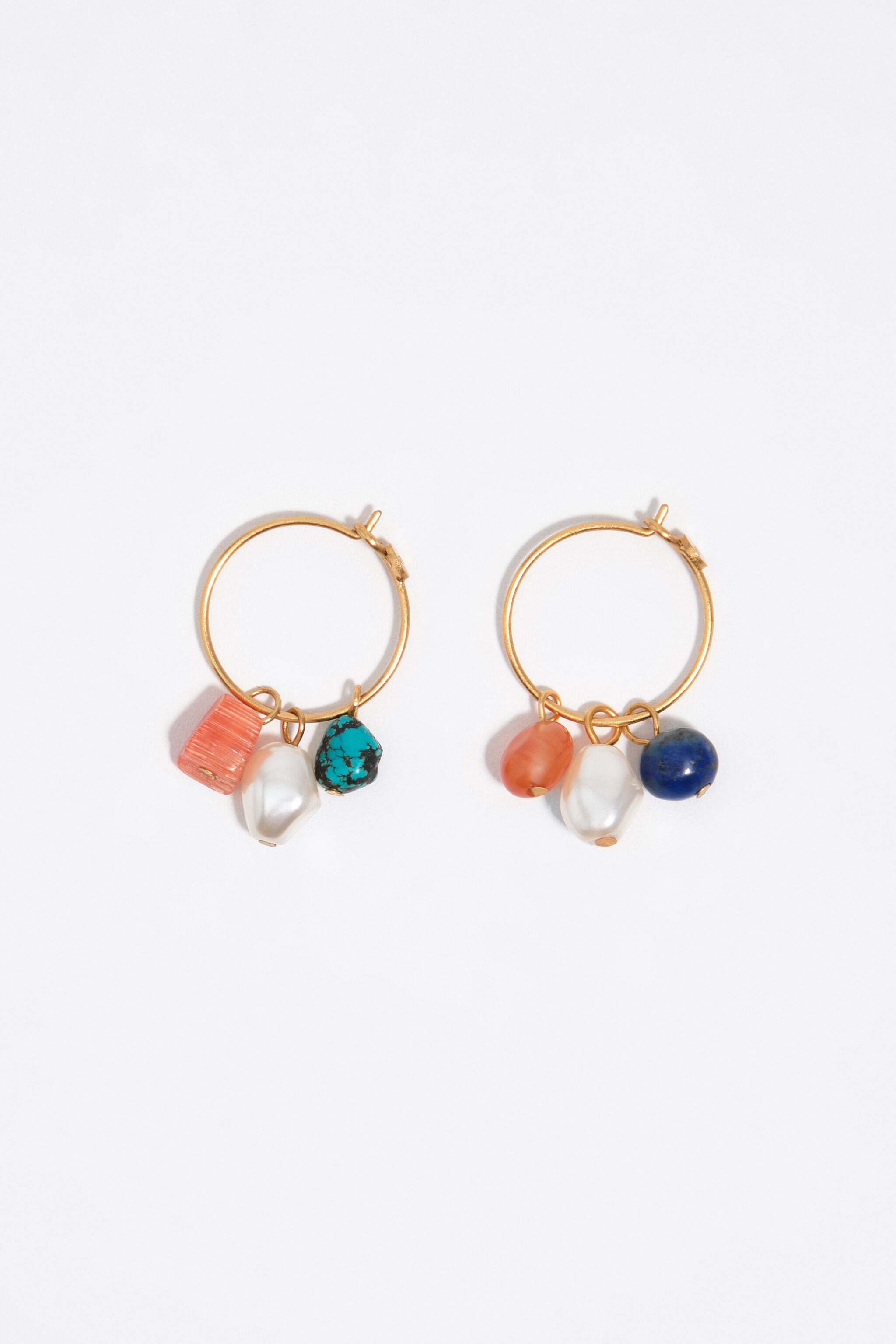 Hoop-Ohrstecker mit mehrfarbigen Steinen und Goldperle