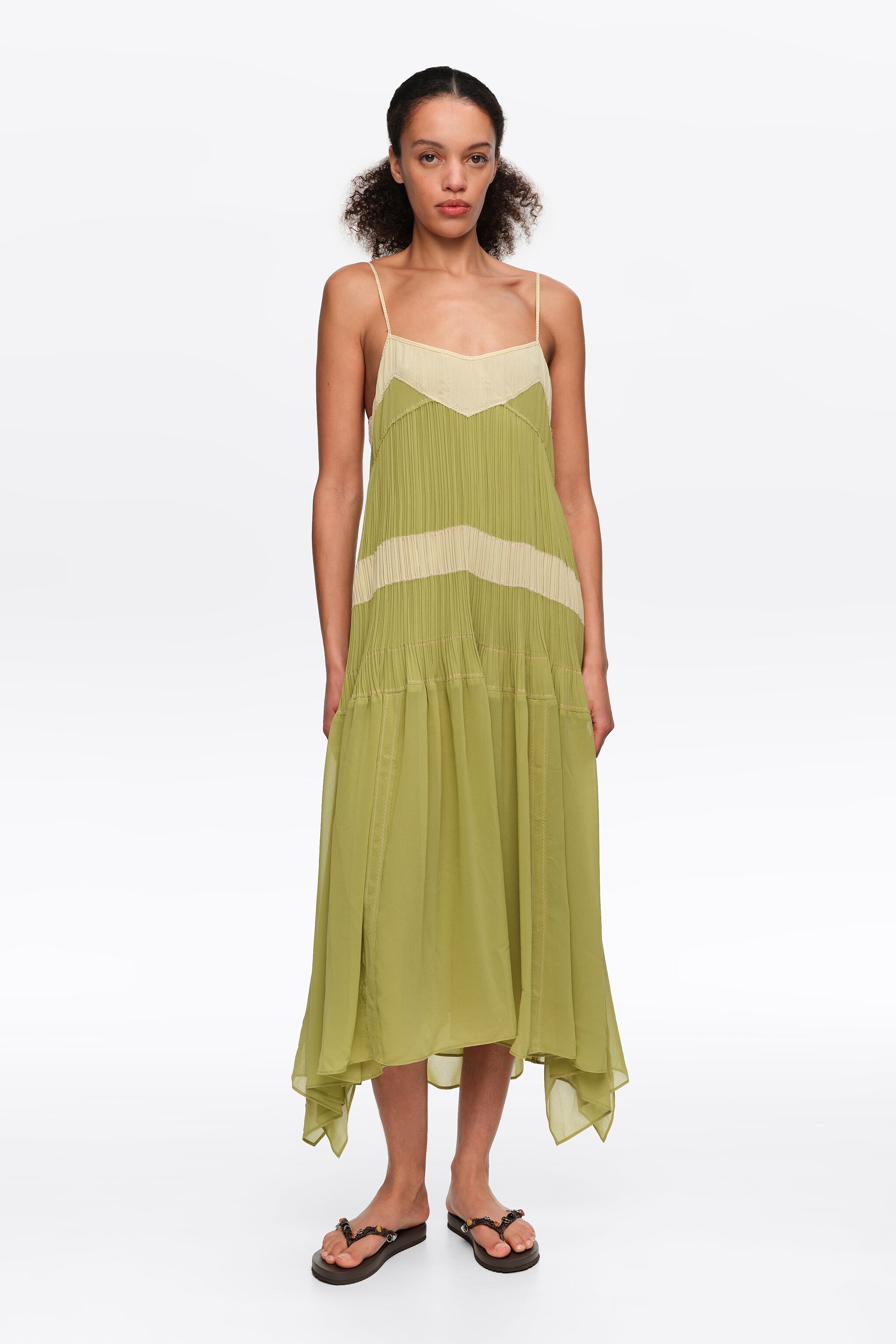 Zweifarbiger, gefalteter A-Linien-Strap-Flatterkleid