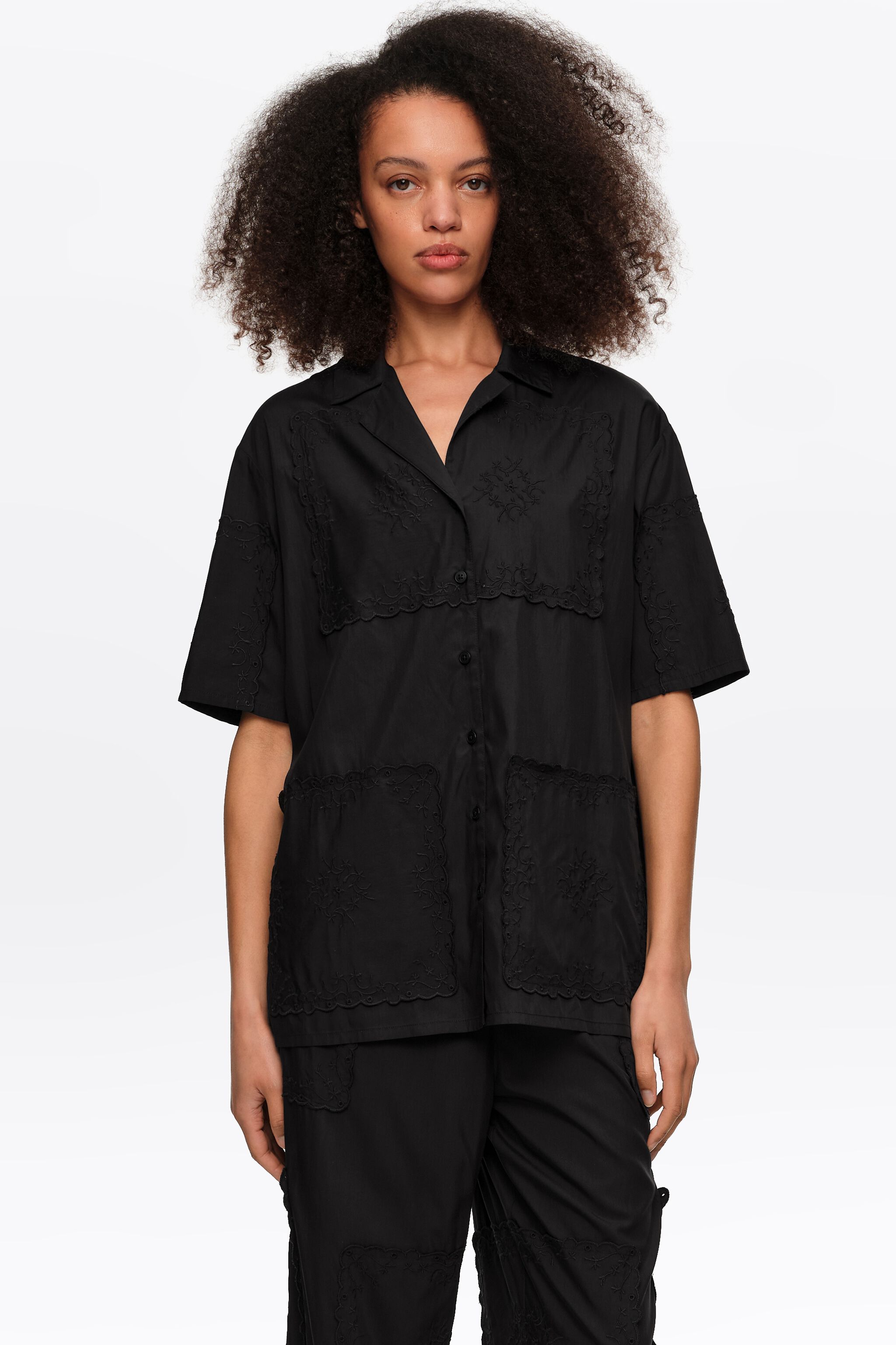 Schwarzes besticktes Schal-Quiltierungs-Shirt