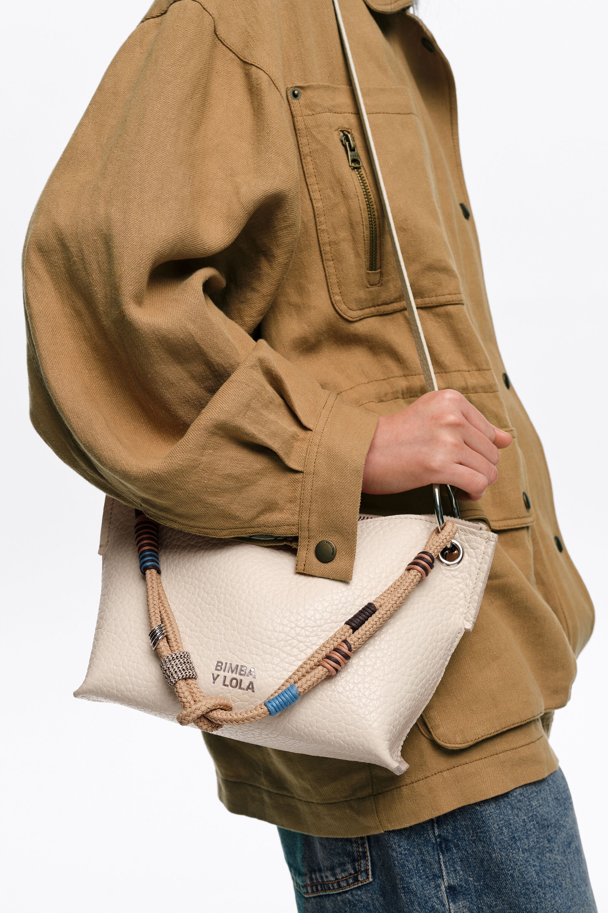 Medium off-white Leder-Trapez-Handtasche