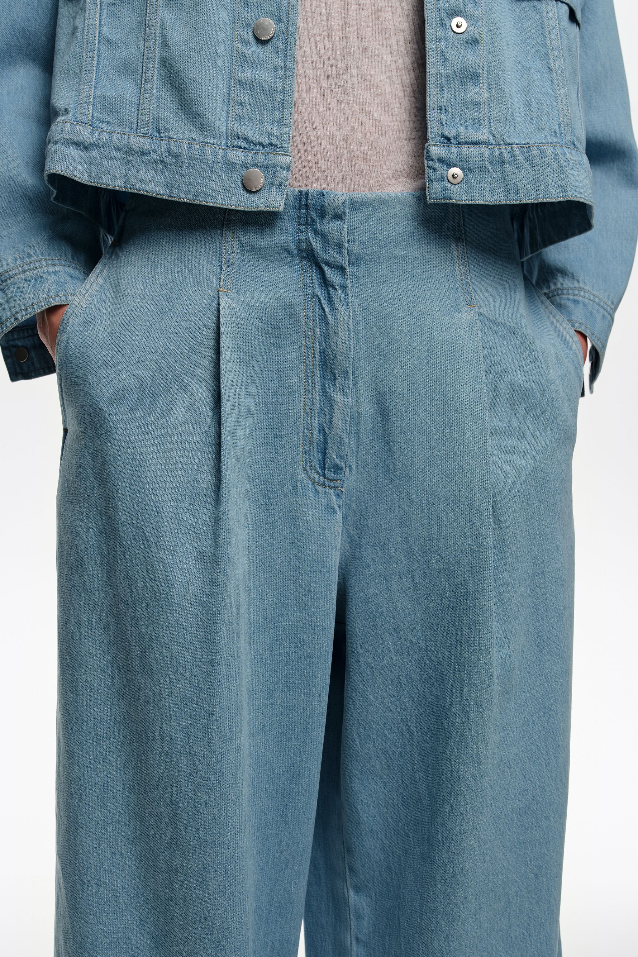 Helleblaue Flüssigdenim-gerade Hose mit Falten