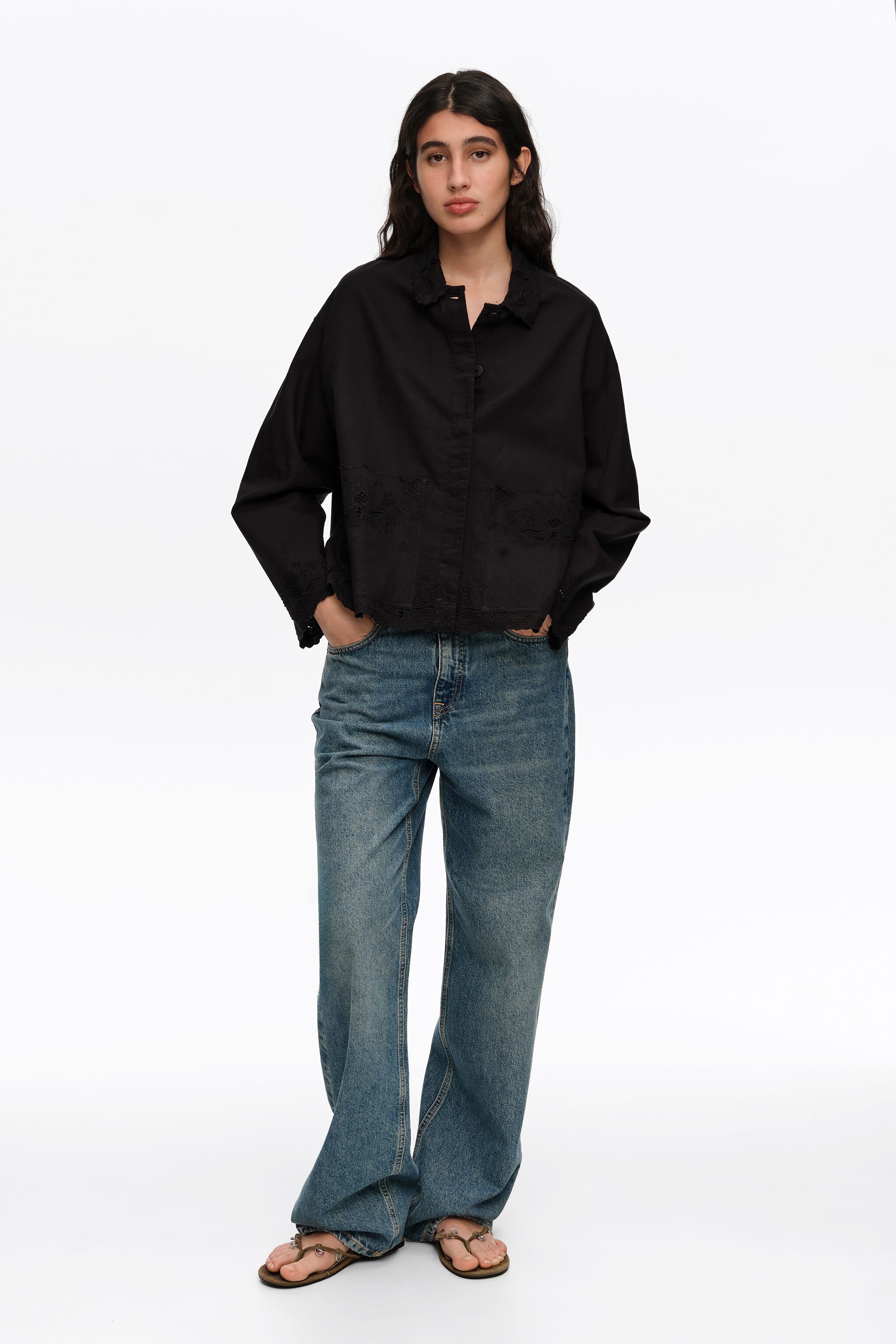 Schwarze bestickte gerade geschnittene Jacke