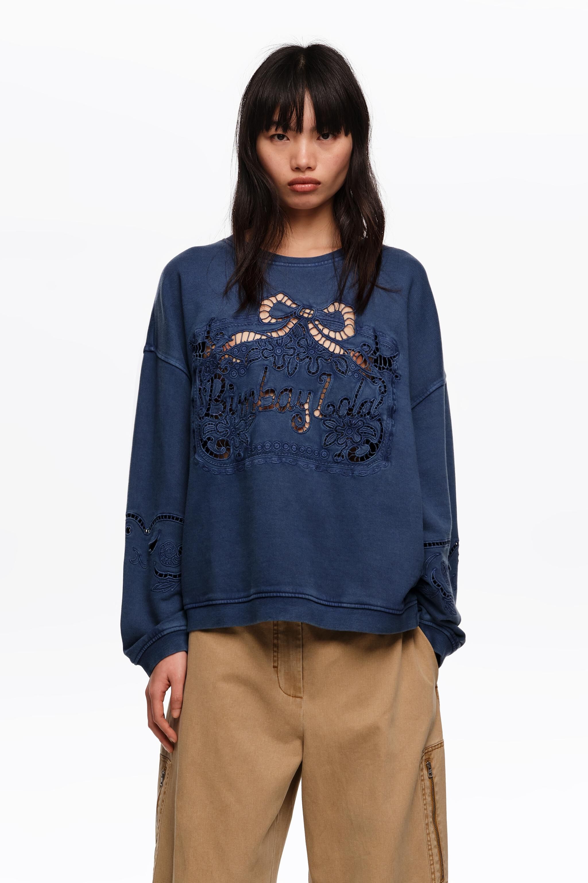 Blauer Sweatshirt mit verblasstem Maxi-Broderie-anglaise-Logo