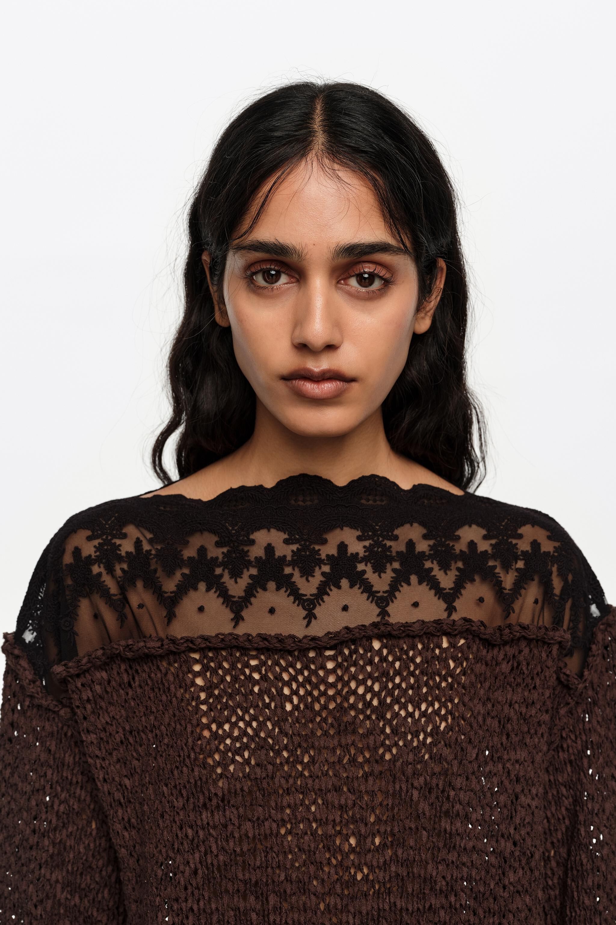 Dunkelbrauner Strickpullover mit Spitzen-Boat-Neck