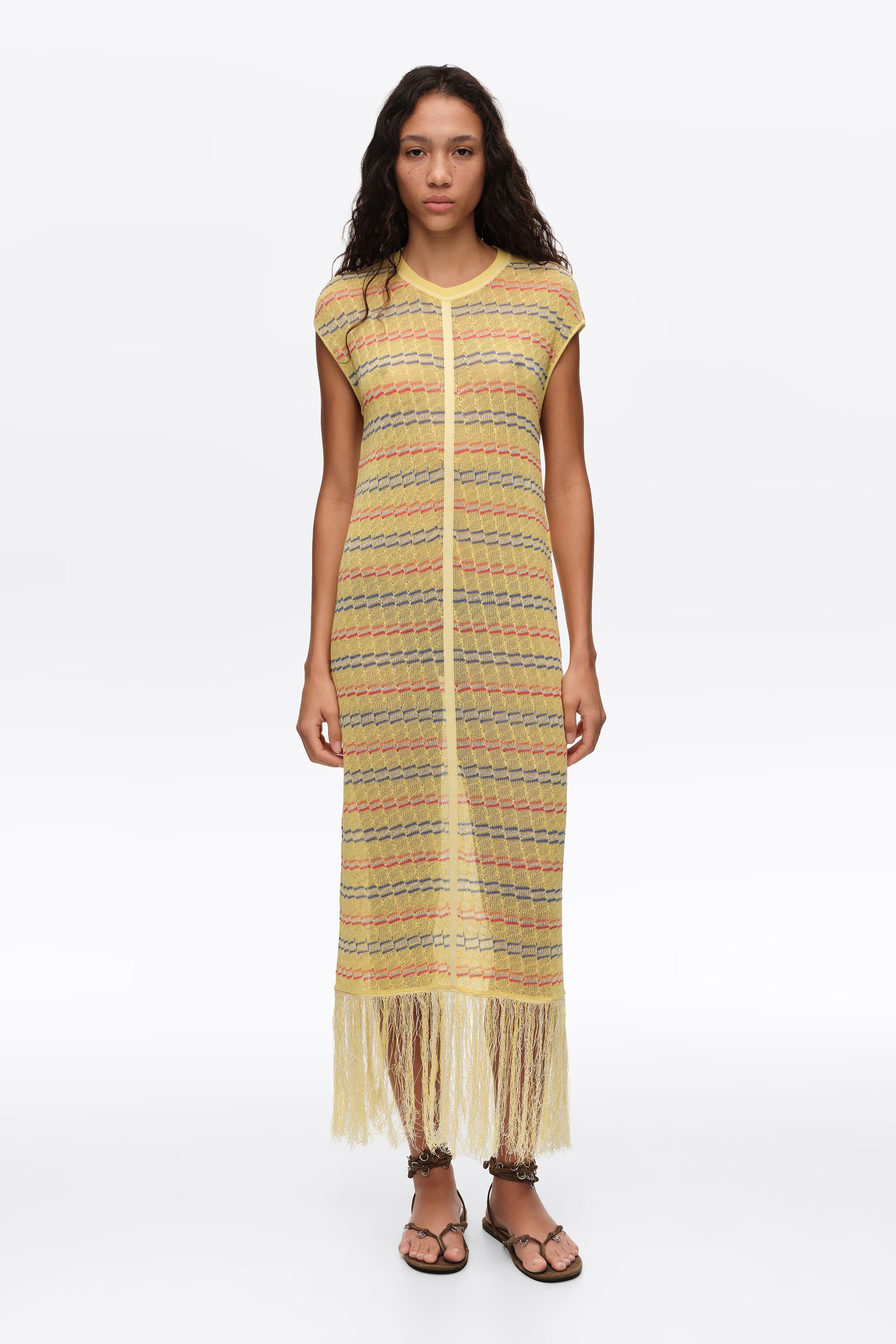 Ärmelloses gelbes Strickkleid mit Quasten