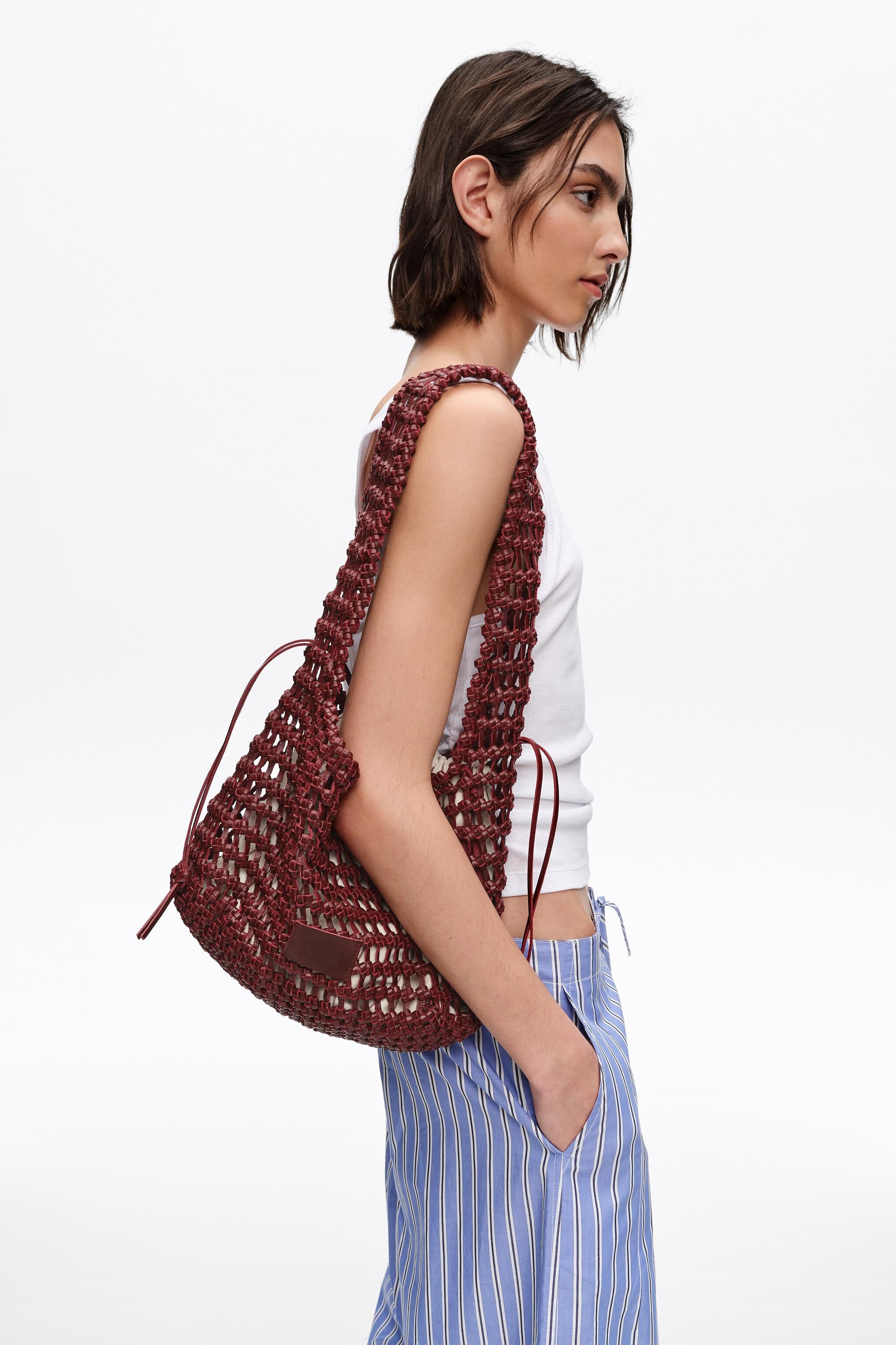 Dunkelrote Leder-Querrippen-Tasche im mittleren Format