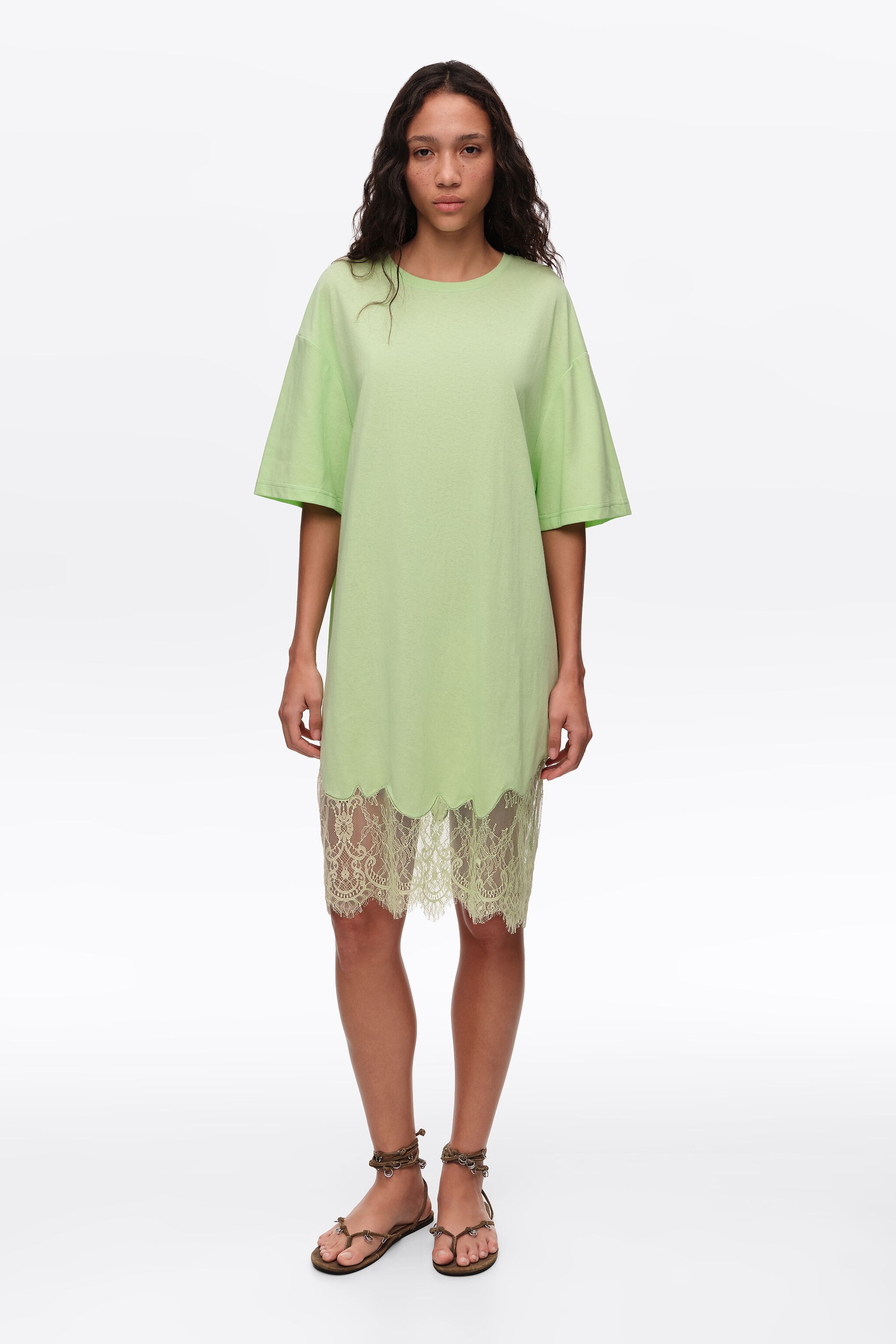 Kurzes T-Shirt-Kleid aus Apfel-Lace