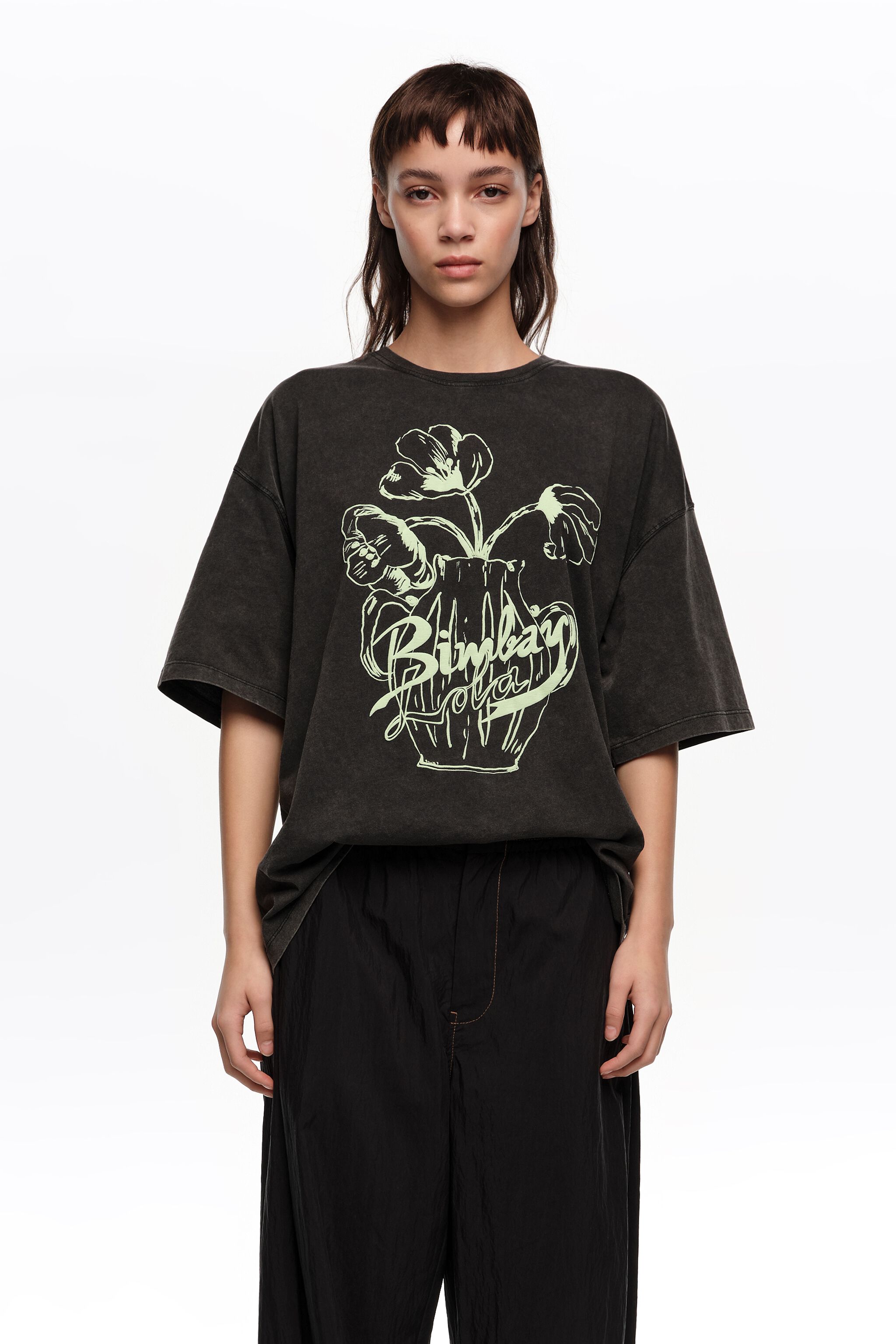 Verblasstes schwarzes geprägtes Blumen-Logo-T-Shirt