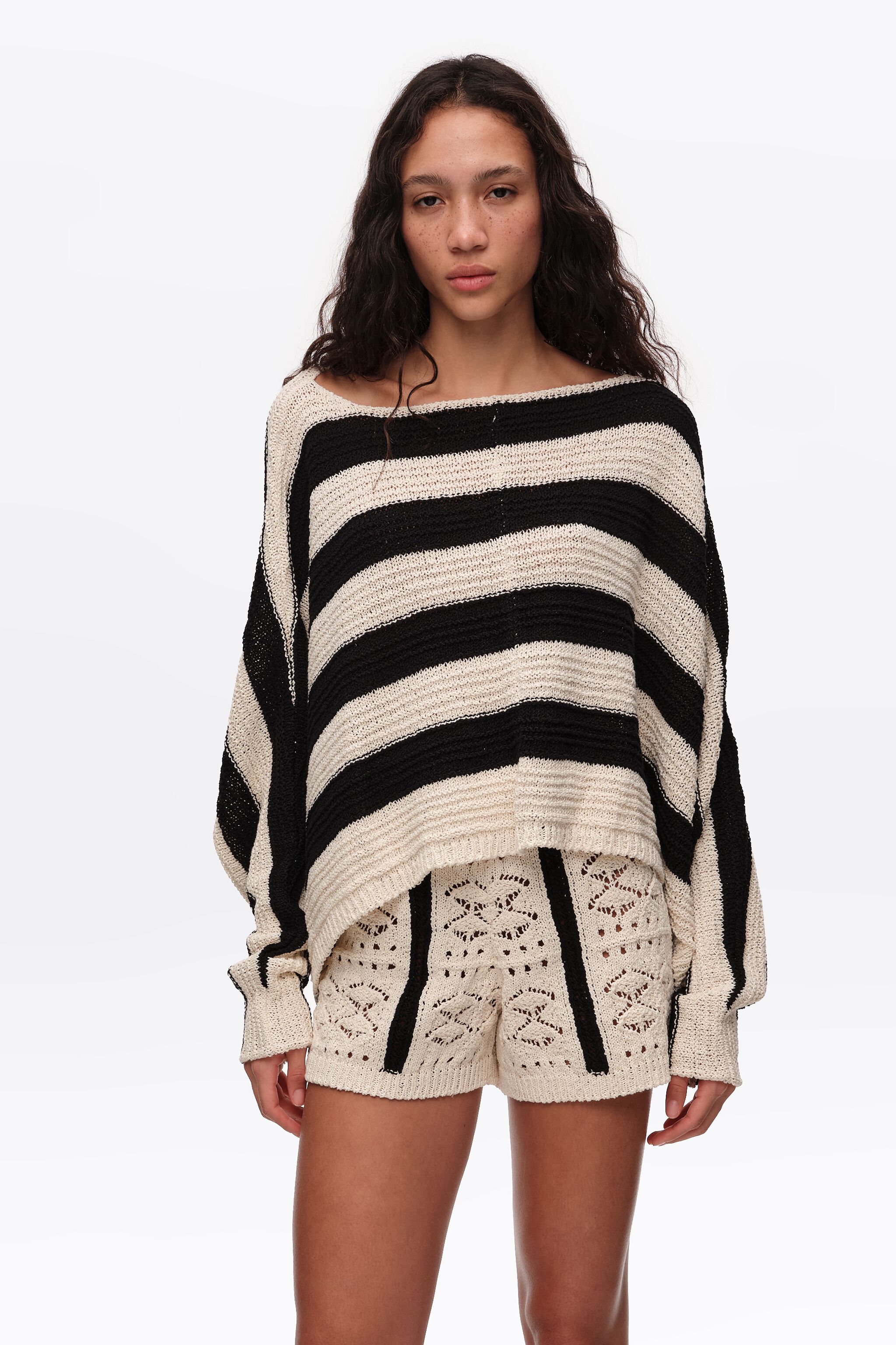 Schwarze gestreifte Oversize-Abnäher-Pullover