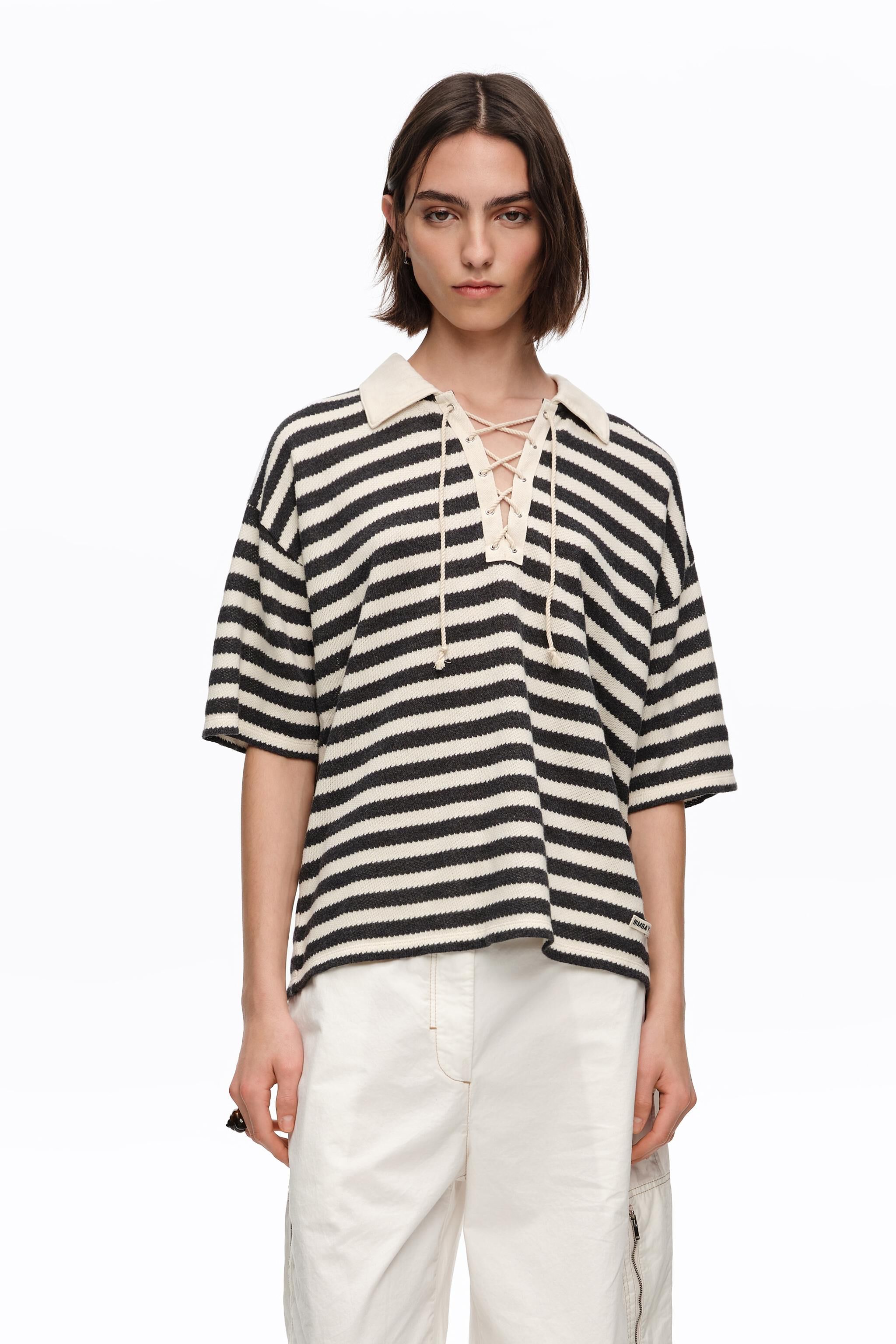 Schwarzes gestreiftes T-Shirt mit verstellbarem Poloshirt-Kragen