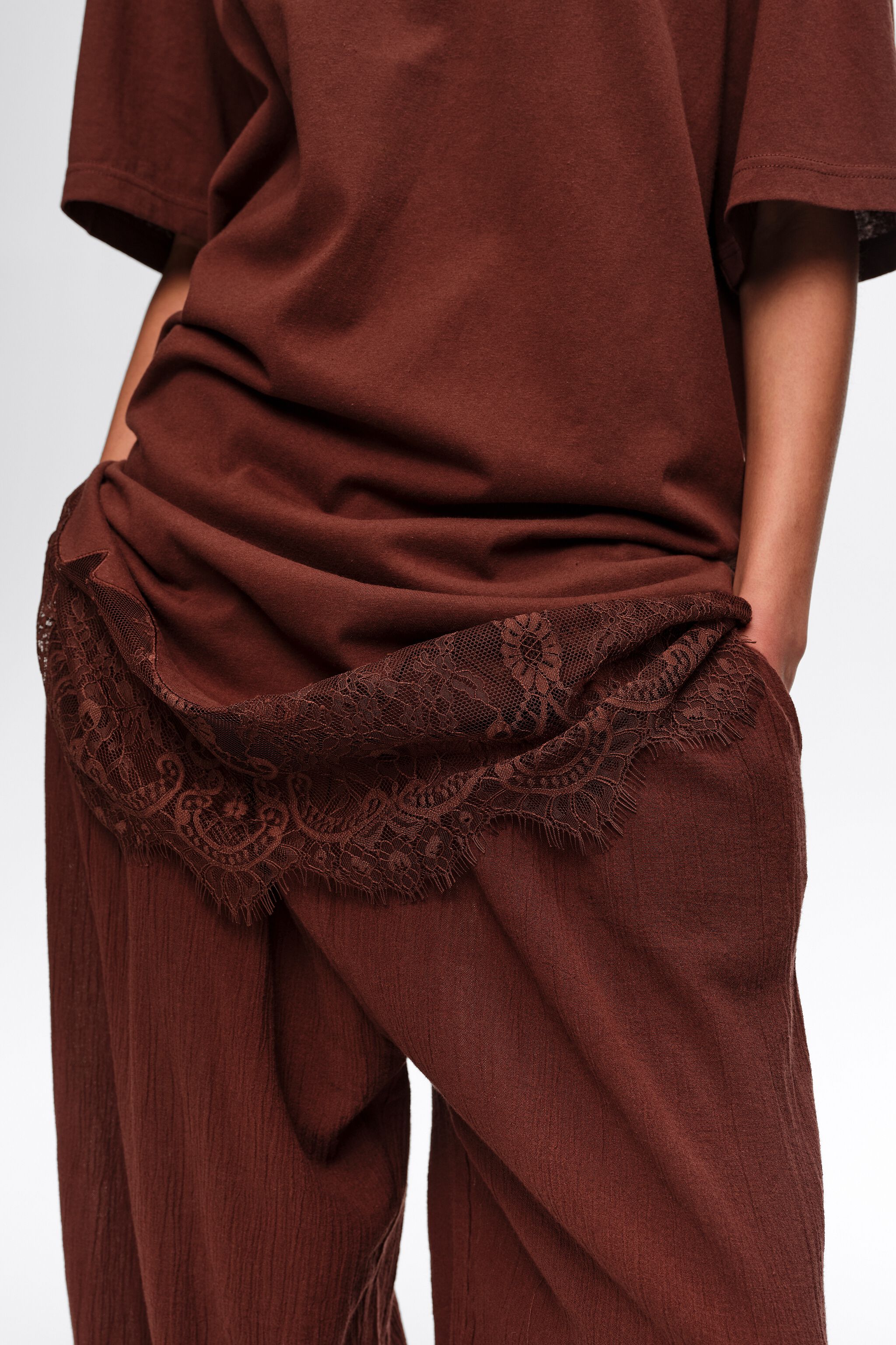 Kurze braune Spitzen-T-Shirt-Robe