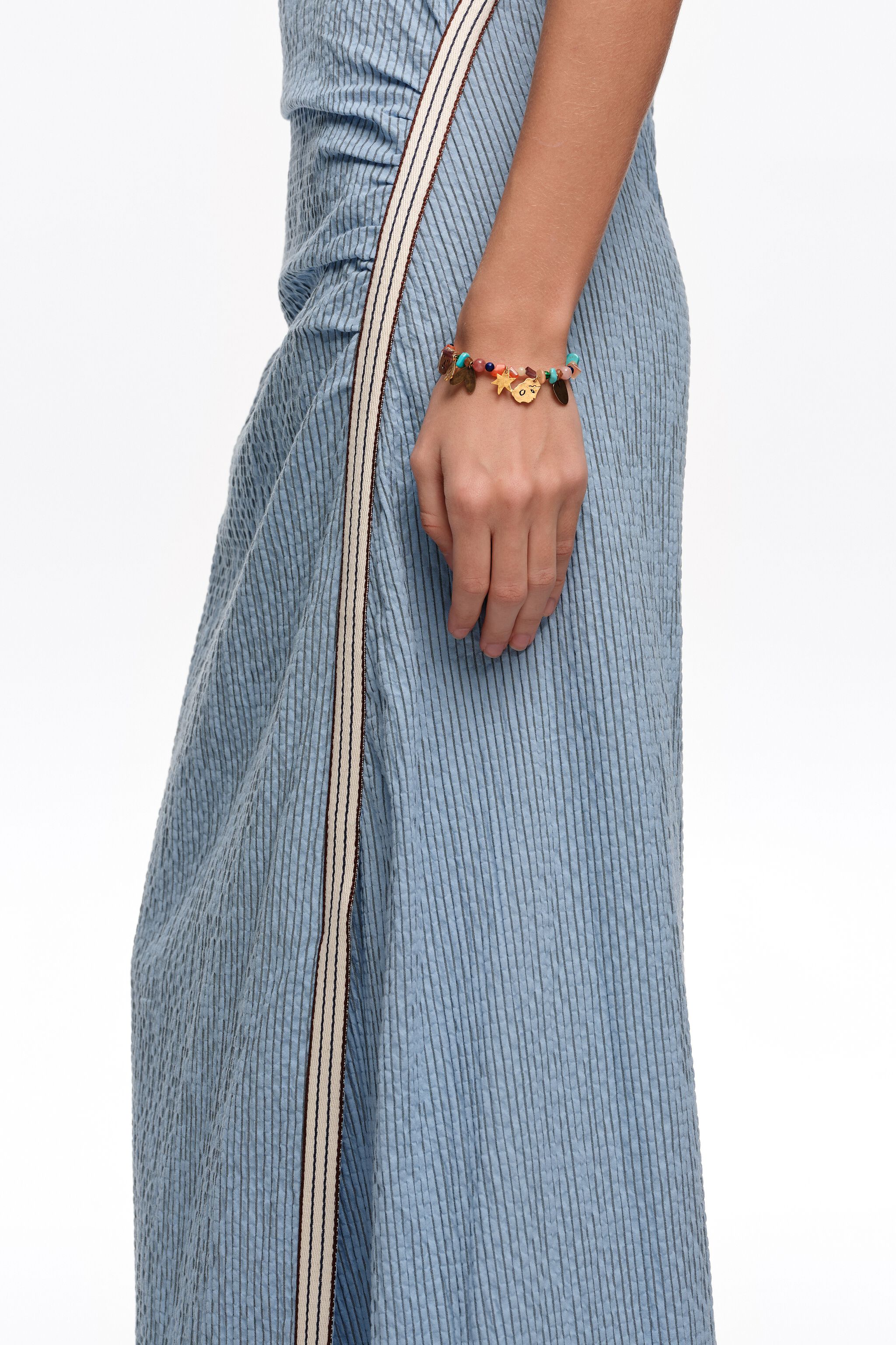 Armband mit metallenen Silhouetten und mehrfarbigen Steinen