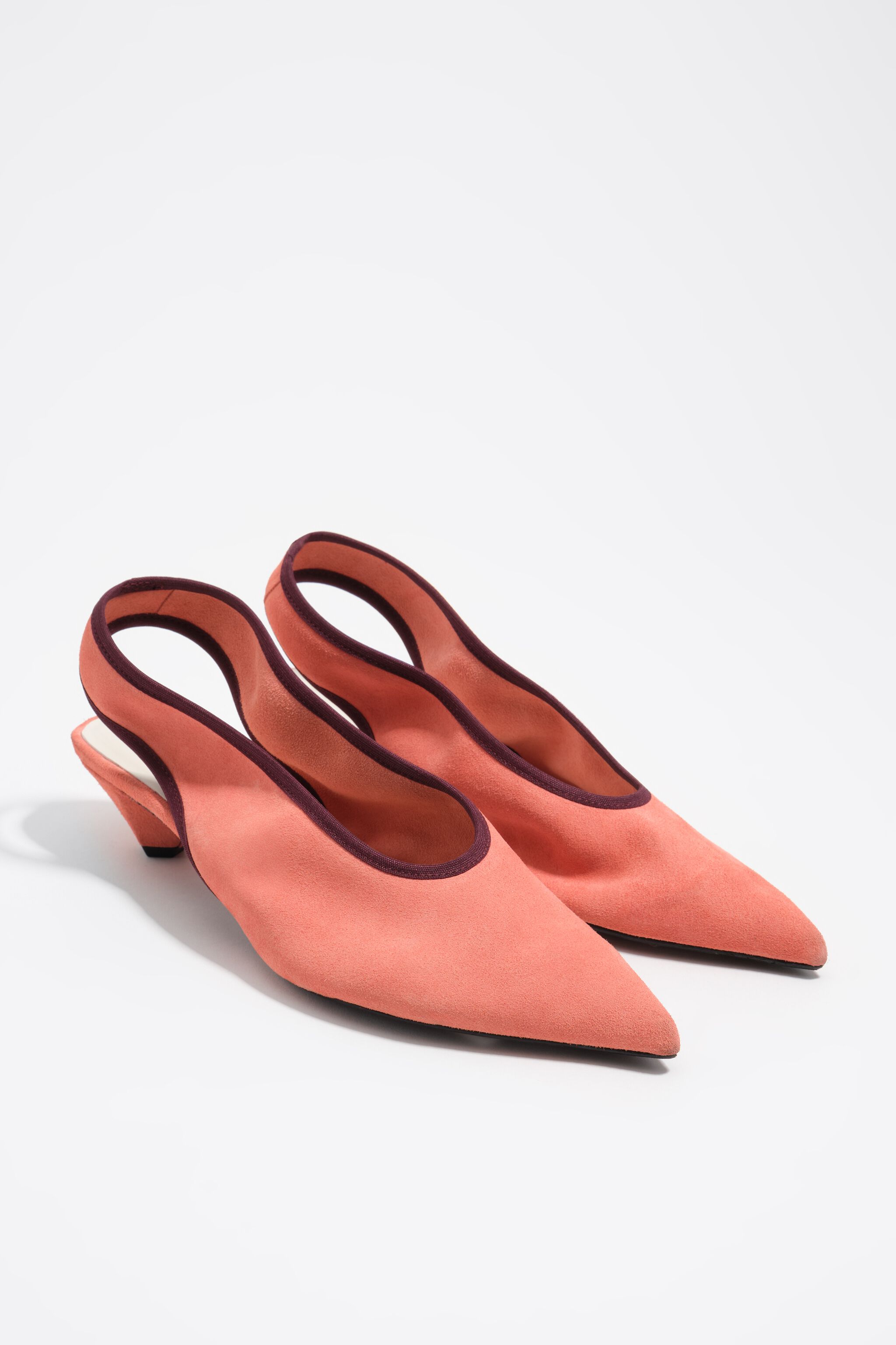 Lachsfarbener Wildlederslingback-Schuh mit niedrigem Absatz
