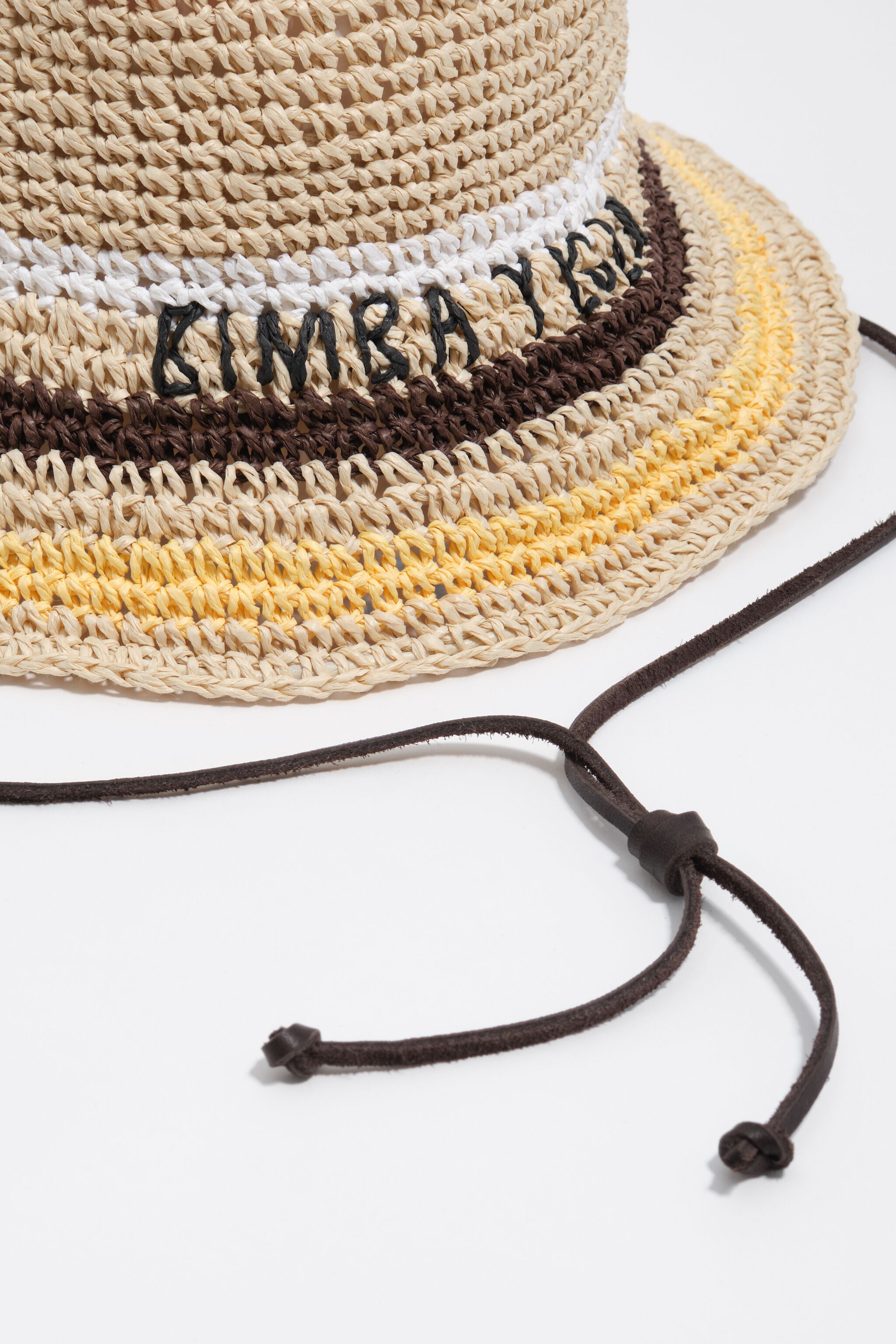 Hut im Raffia-Look mit mehrfarbigen Streifen