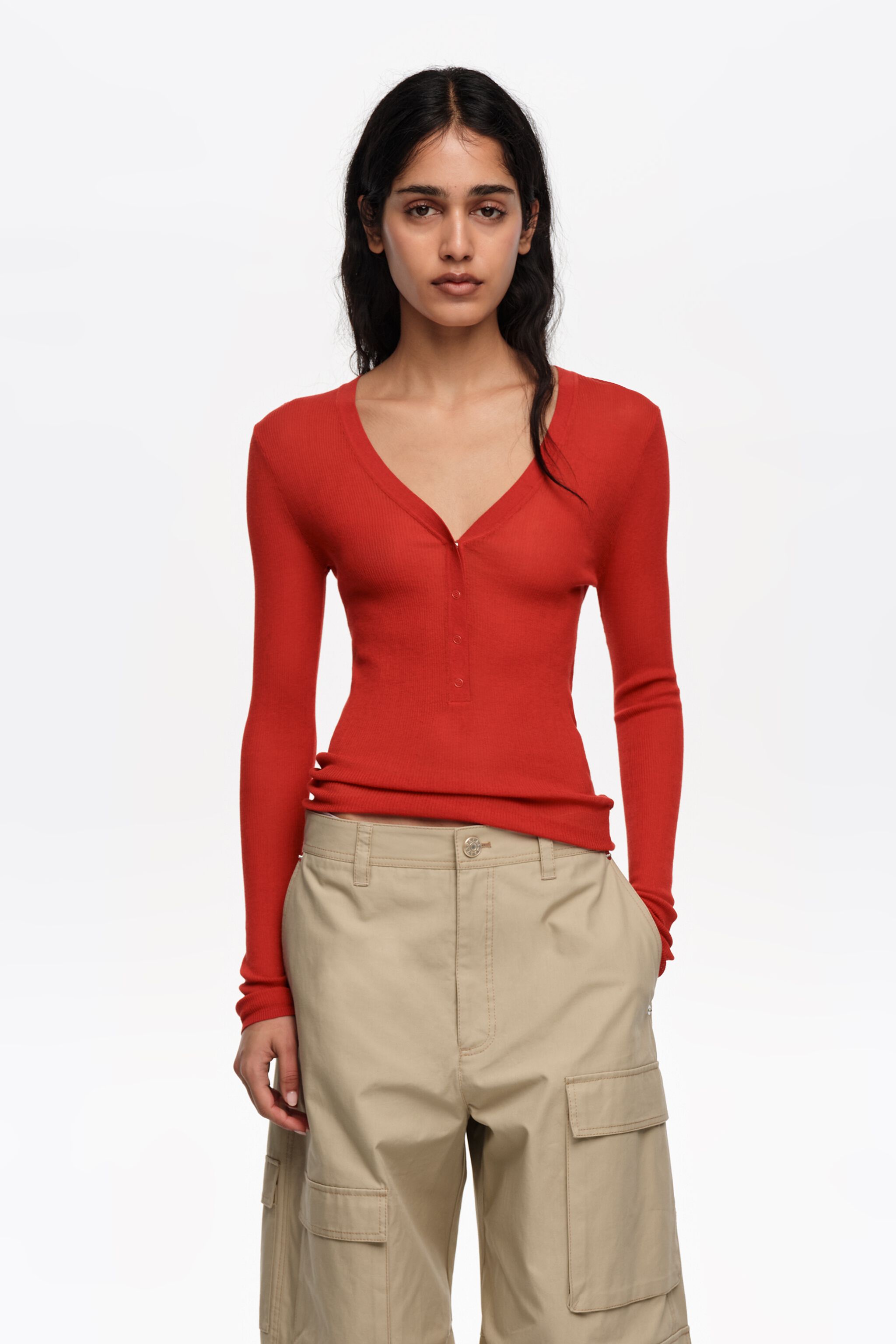 Roter enganliegender Strickpullover