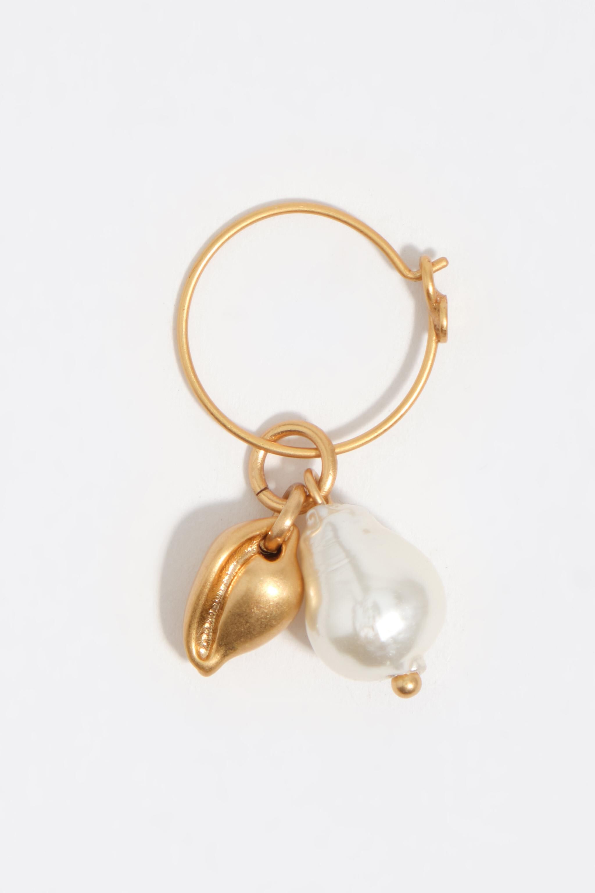 Ohrhänger aus altgoldfarbenen Perlen und Muscheln
