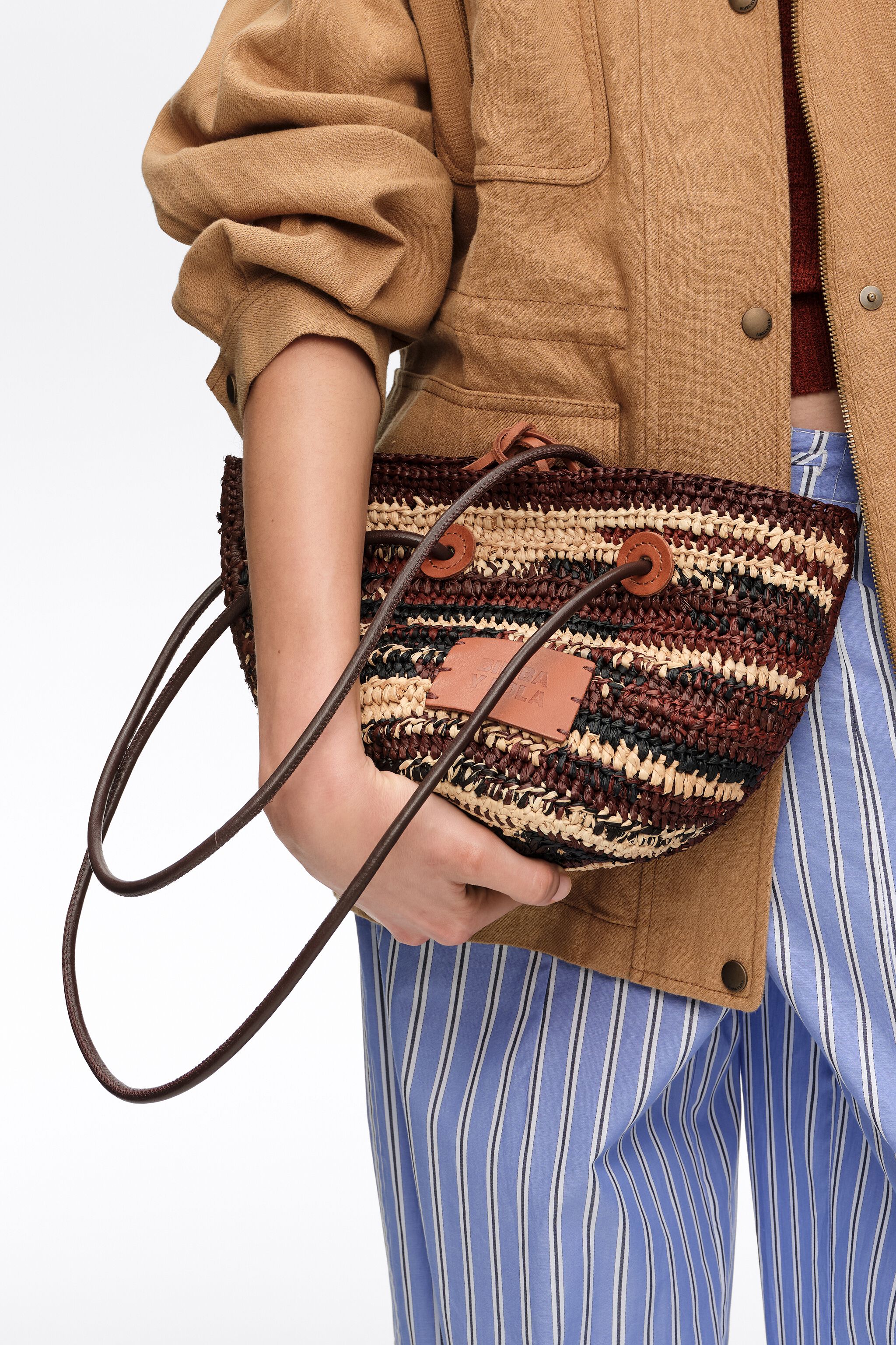 Kleine dunkelbraune Raffia-Korbhandtasche