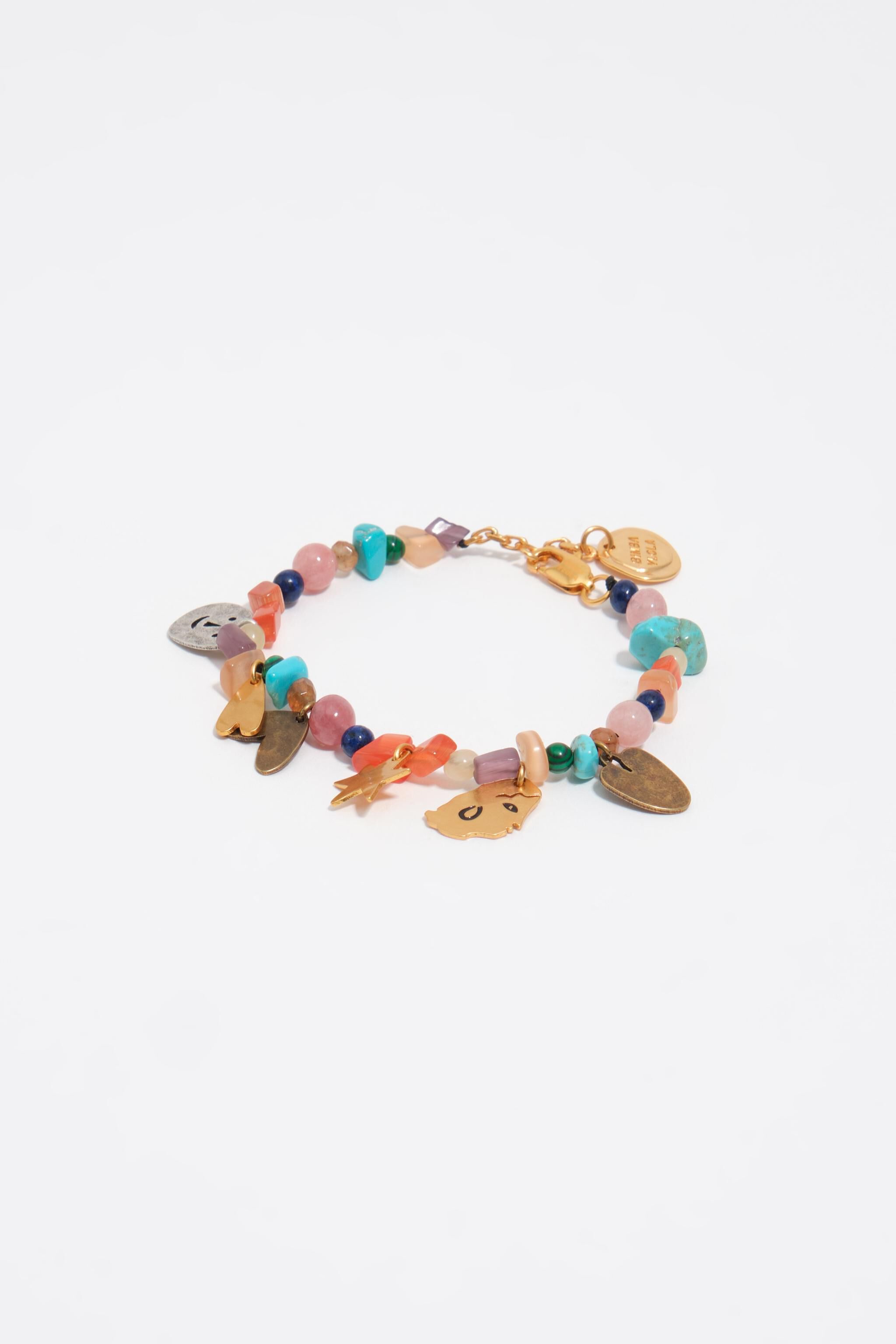 Armband mit metallenen Silhouetten und mehrfarbigen Steinen
