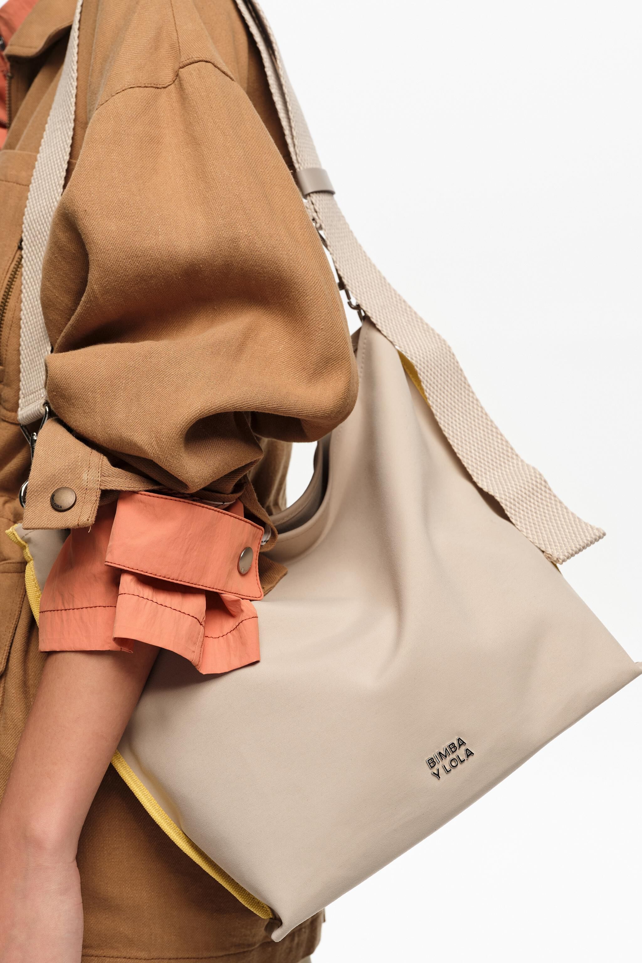 Medium Sand-Gabardine-Tasche Carlino
