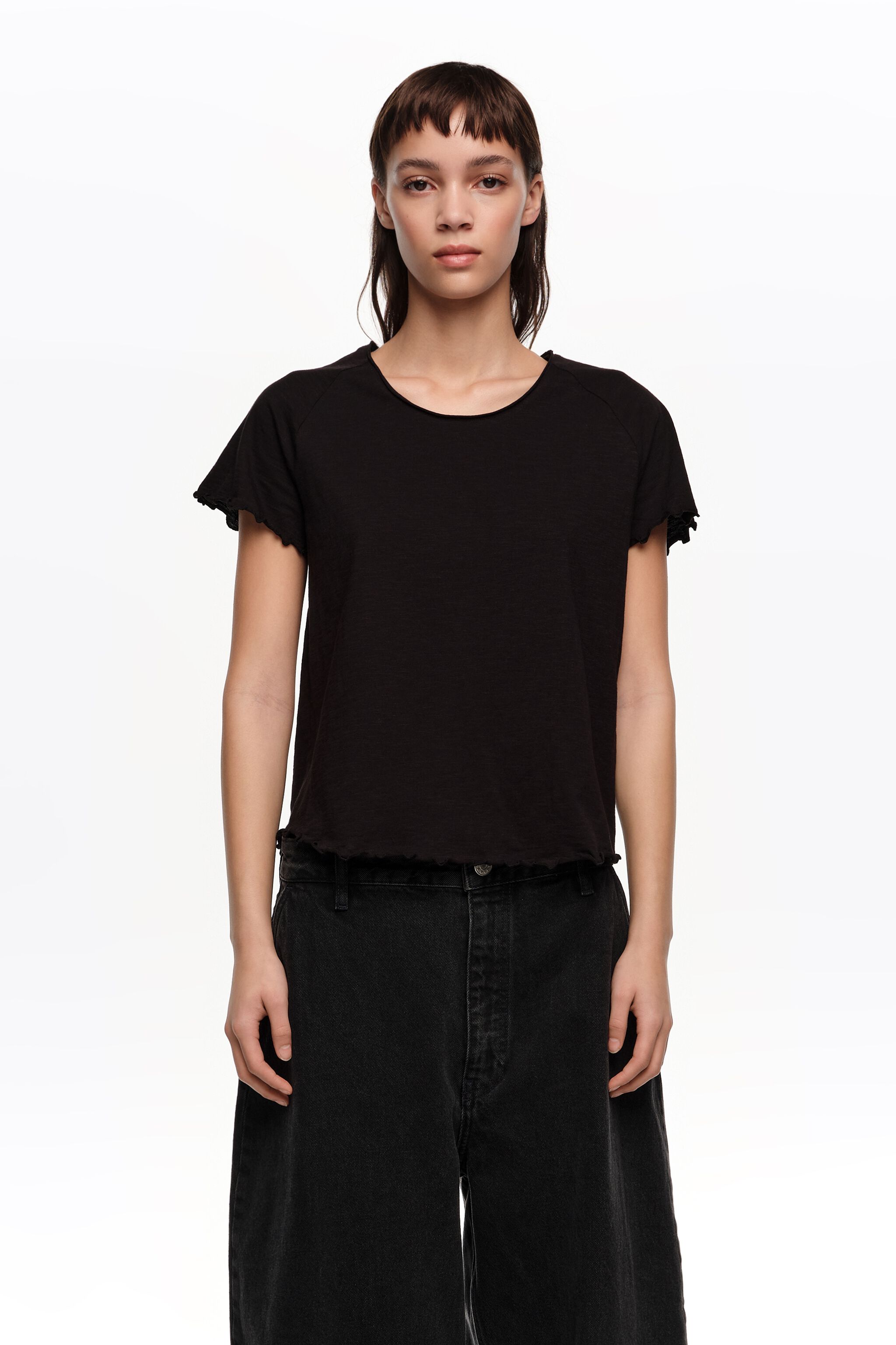 Schwarzes enganliegendes Raglan-T-Shirt