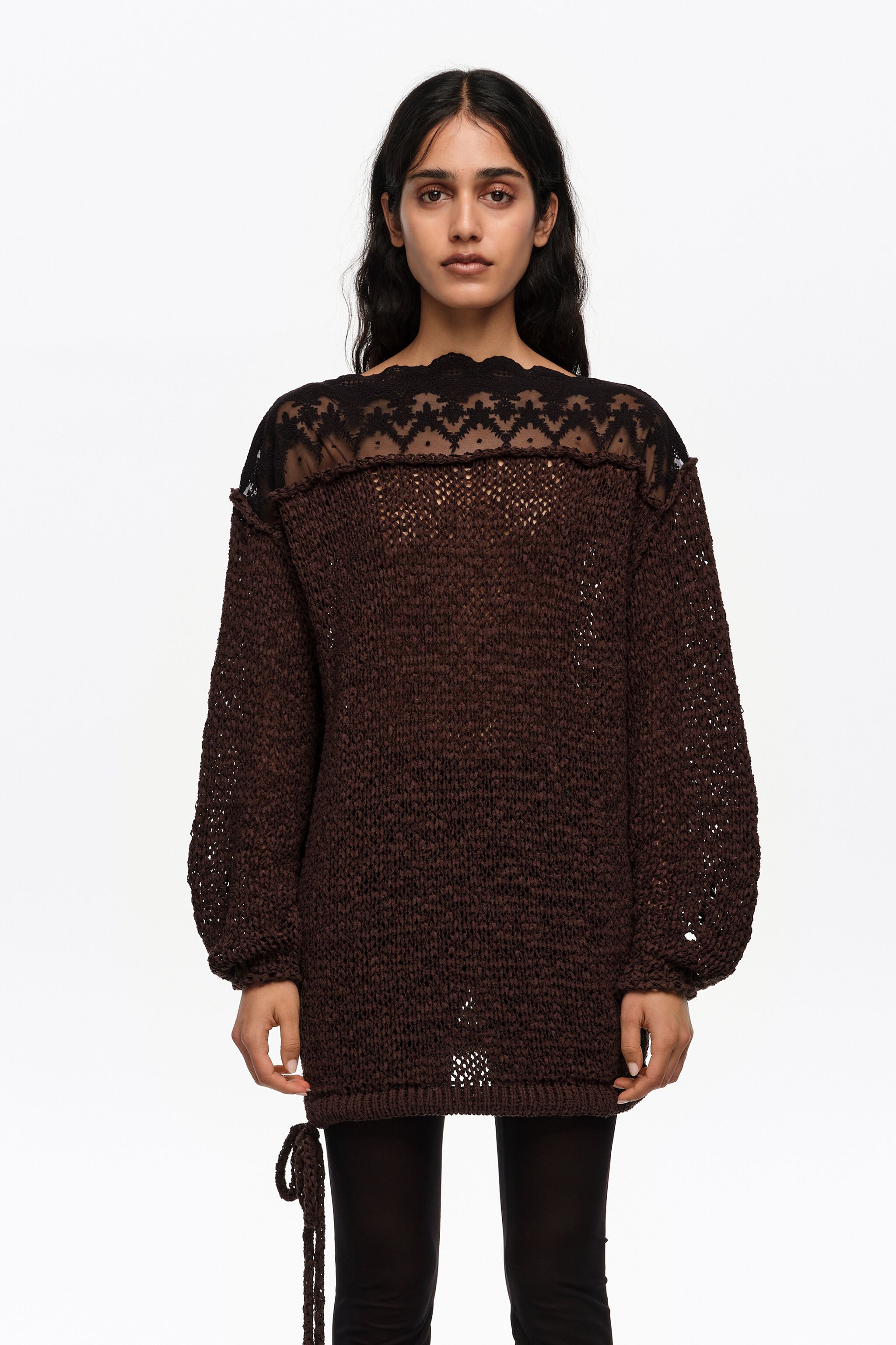 Dunkelbrauner Strickpullover mit Spitzen-Boat-Neck