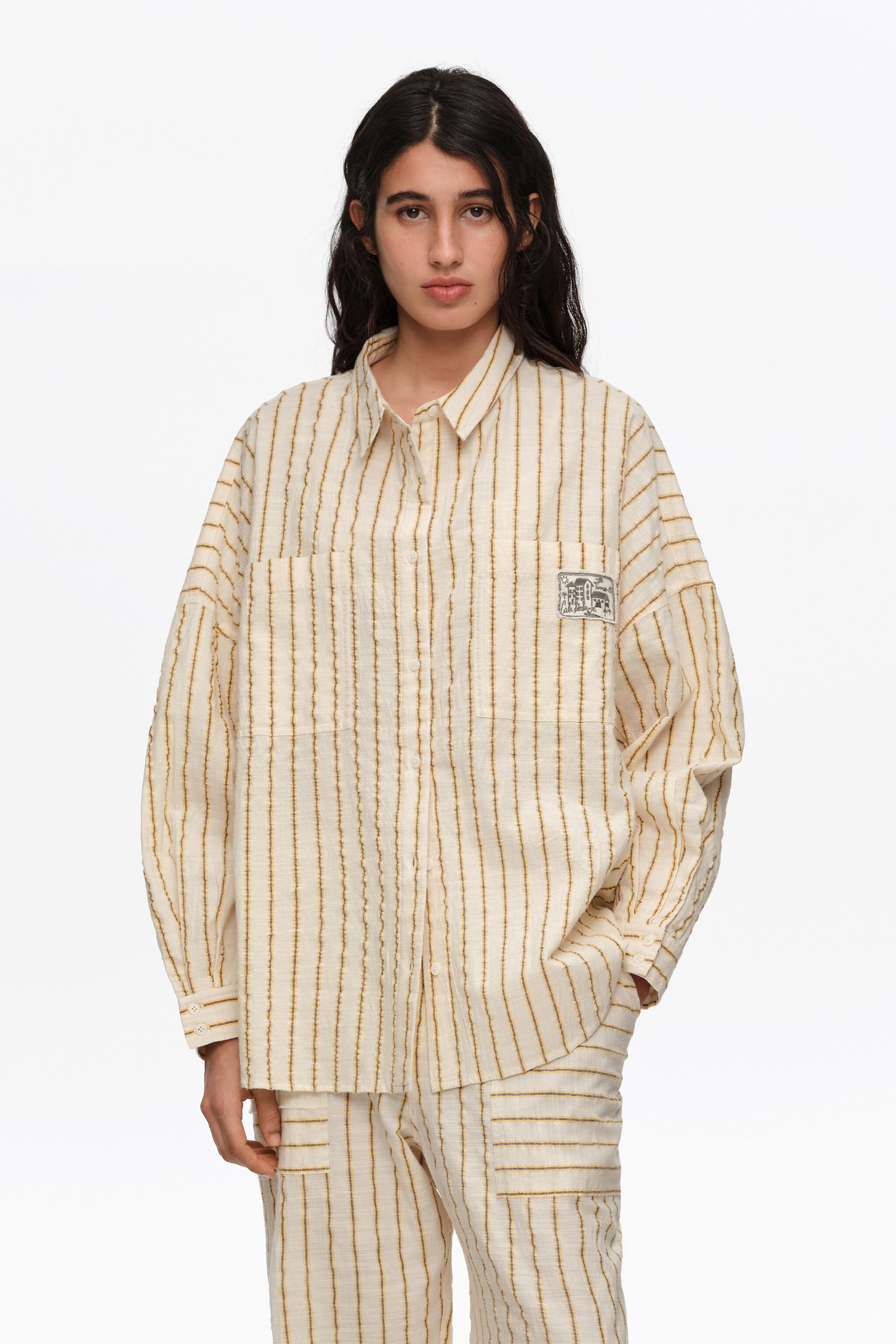 Ocker gestreiftes texturiertes Baumwoll-Overshirt
