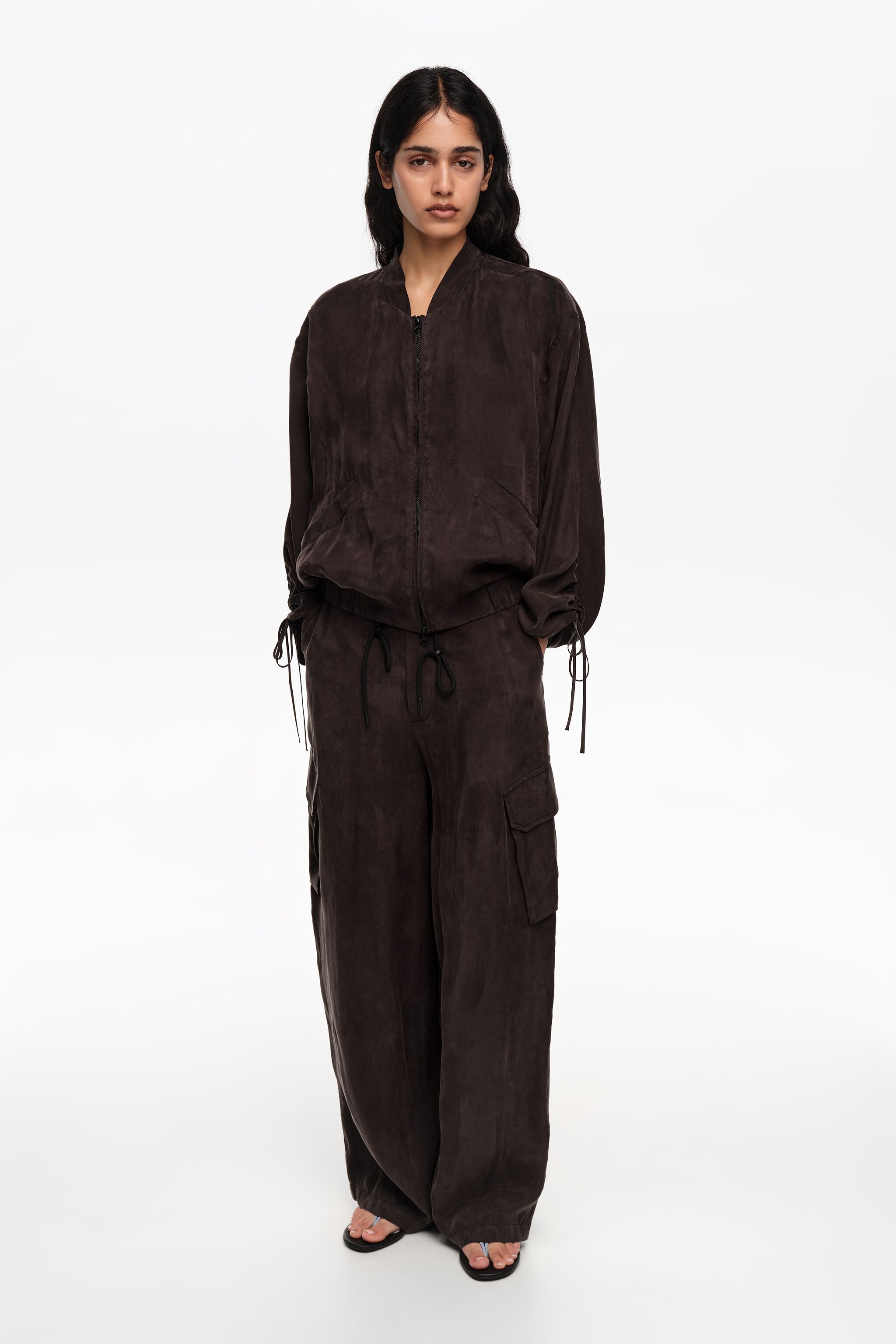 Gewaschene schwarze Fluid-Cargo-Hosen
