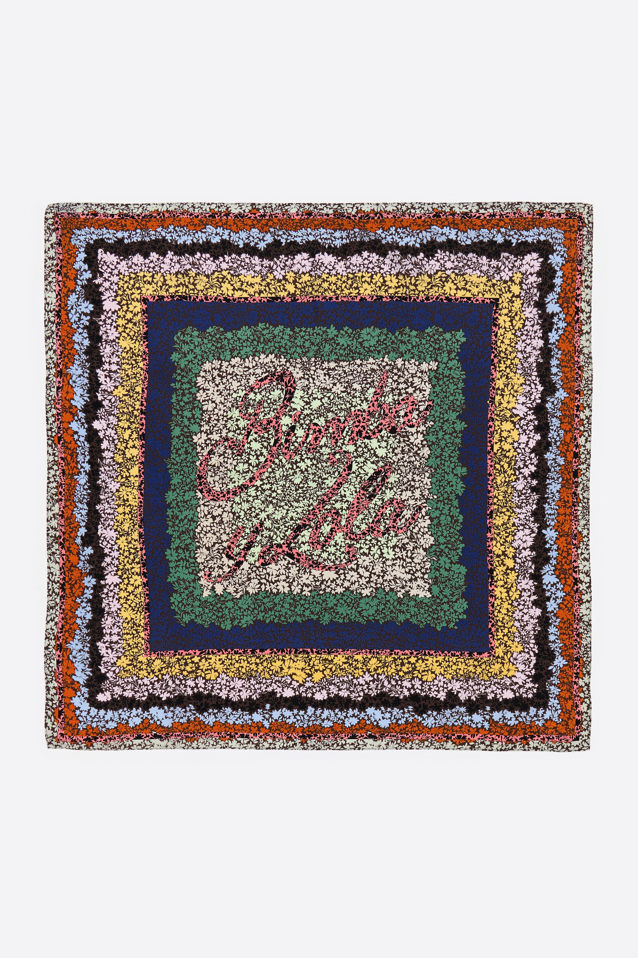 Braune Blumen und Logo-Schal