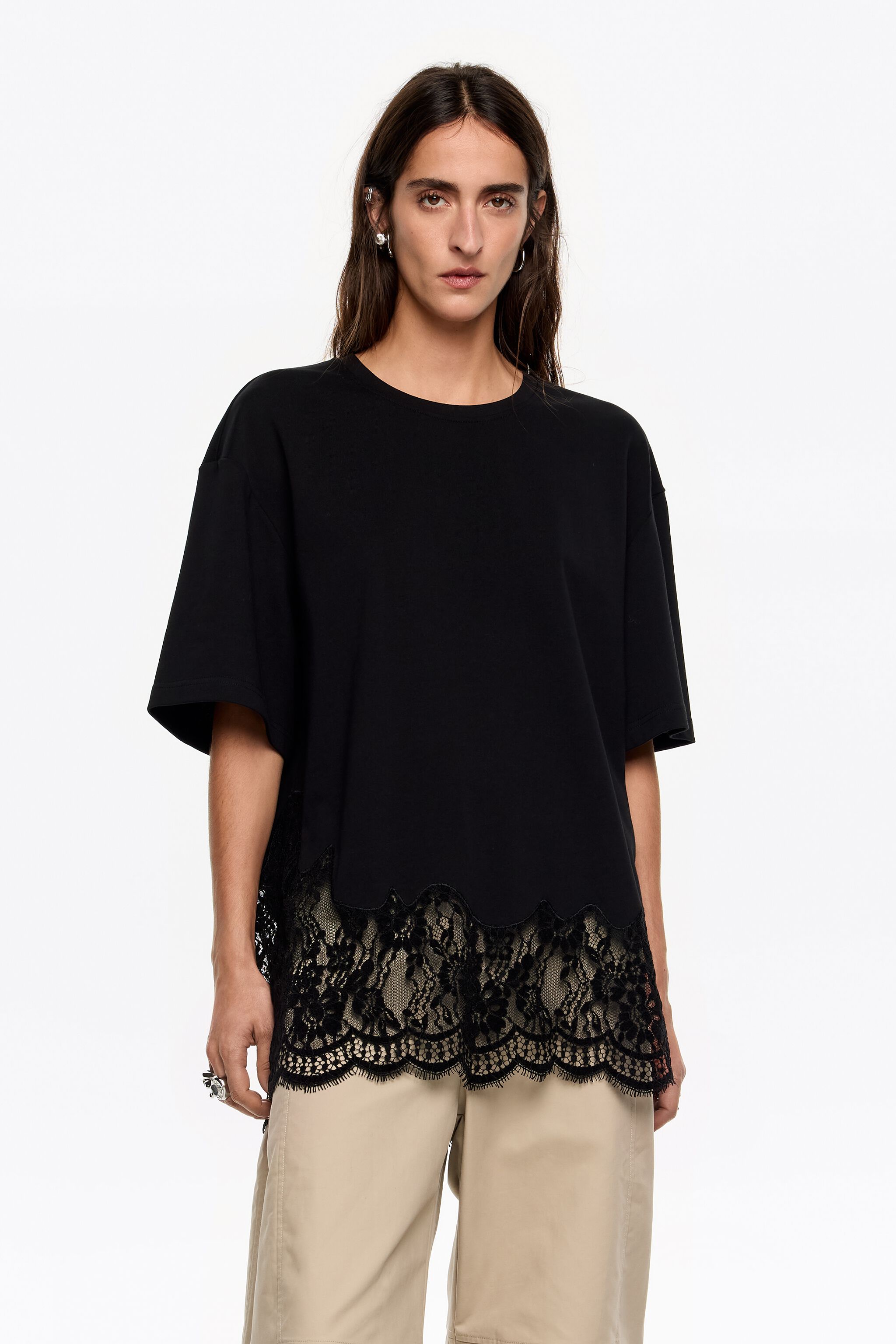 Übergrößeres schwarzes Spitzen-T-Shirt