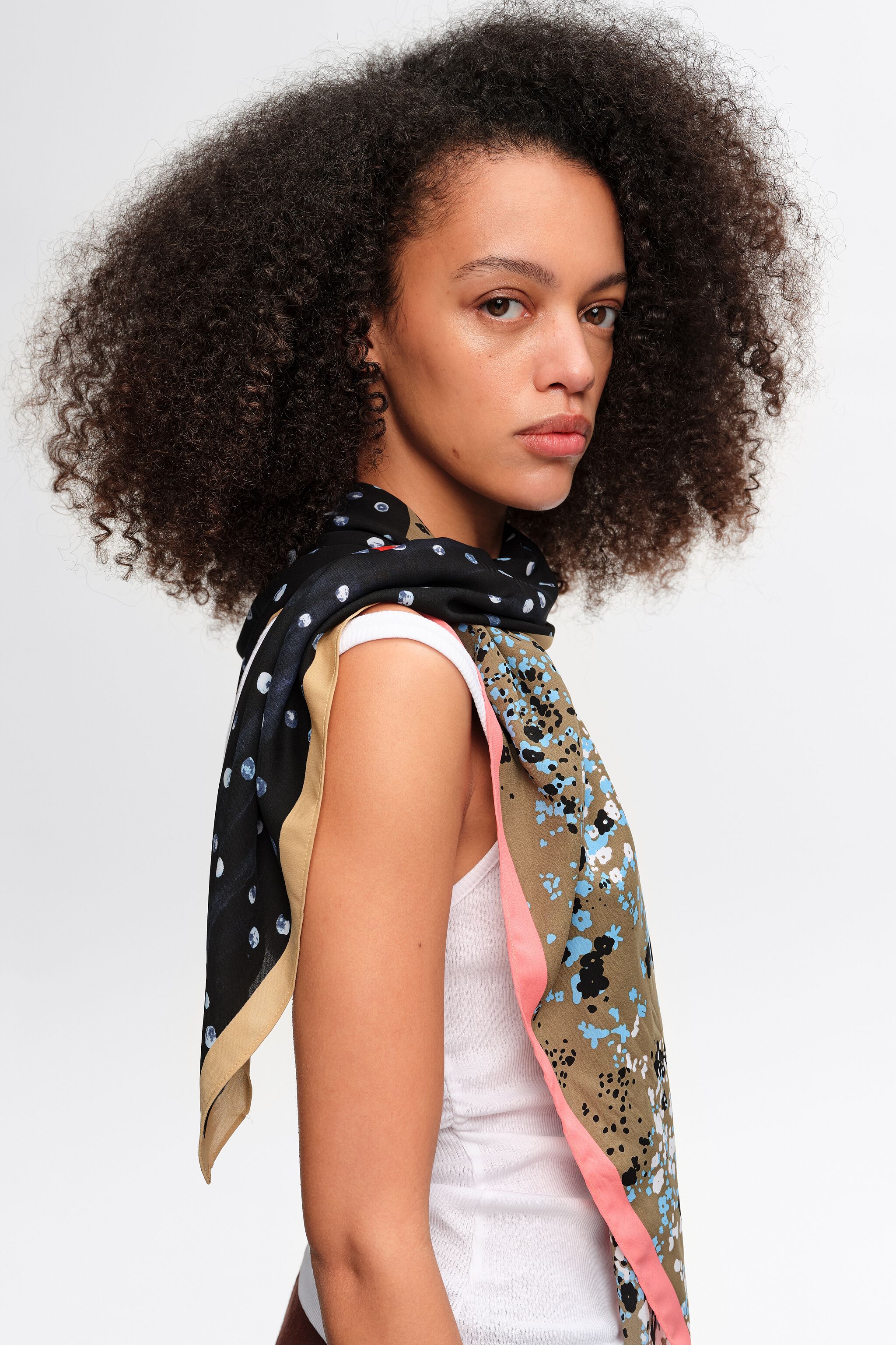Roter s Patchwork-Schal