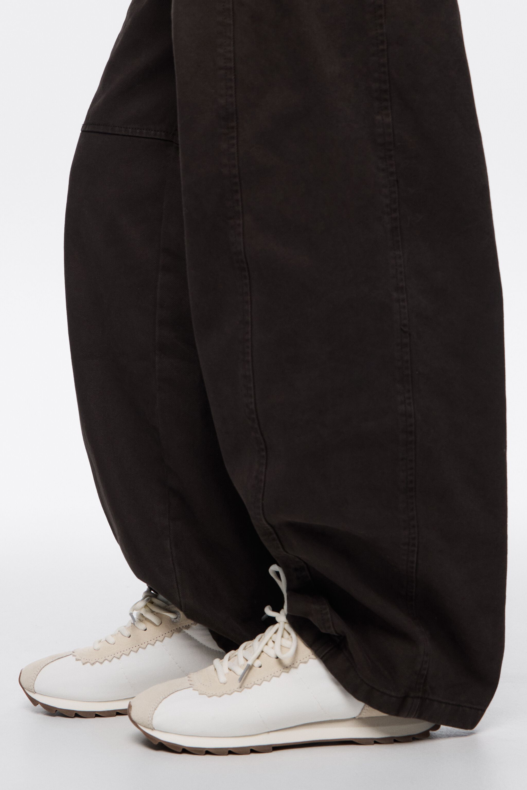 Weiße Retro-Sneaker aus Wildleder und Nylon 13 18