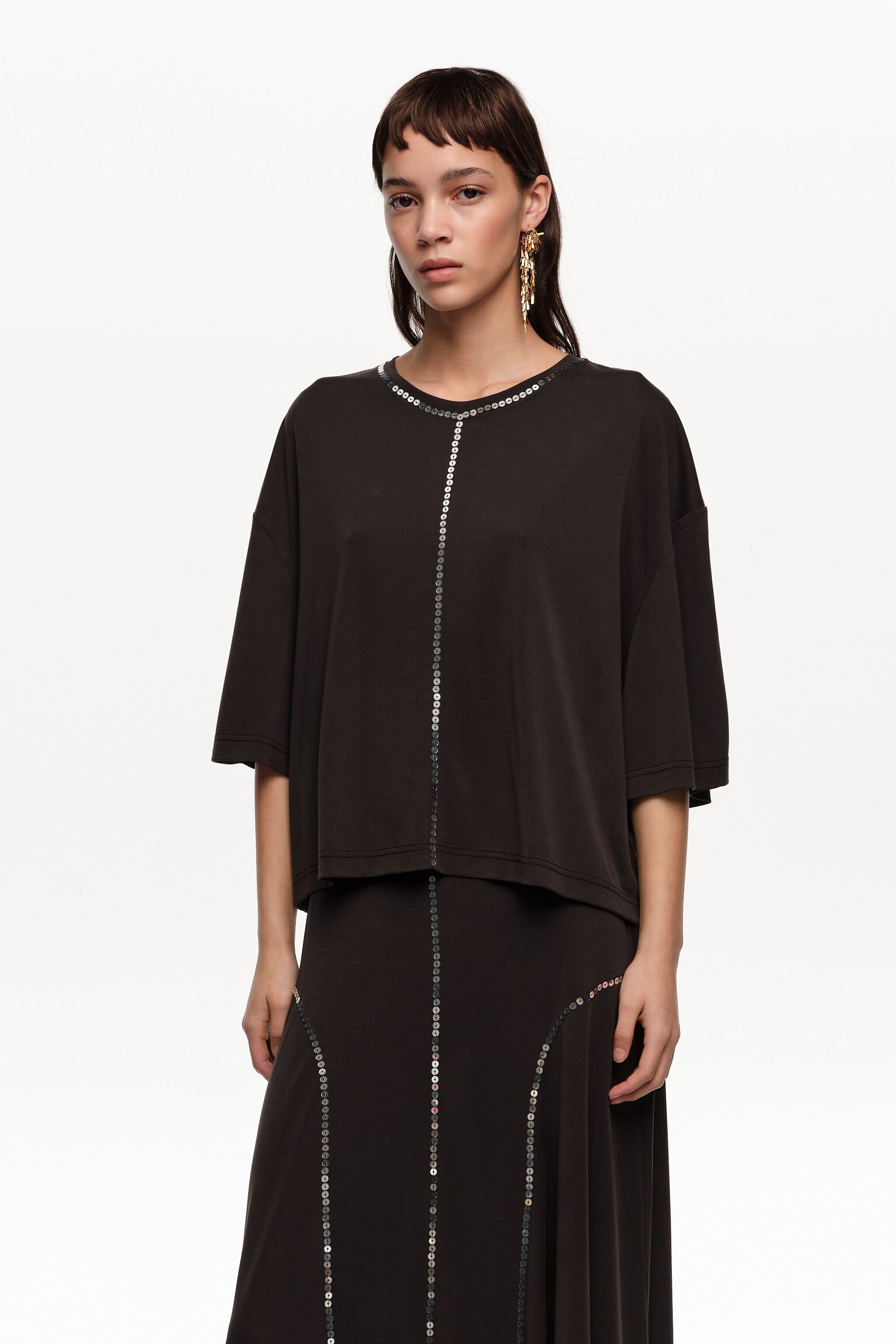 Abgenutztes schwarzes Fließ-T-Shirt mit Pailletten