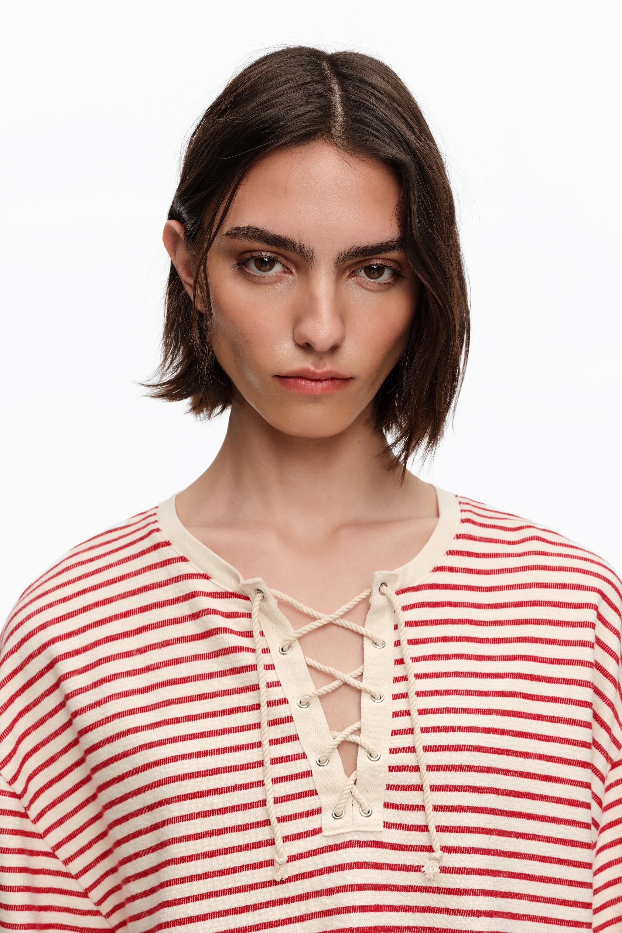 Rotes gestreiftes verstellbares Rundhals-T-Shirt