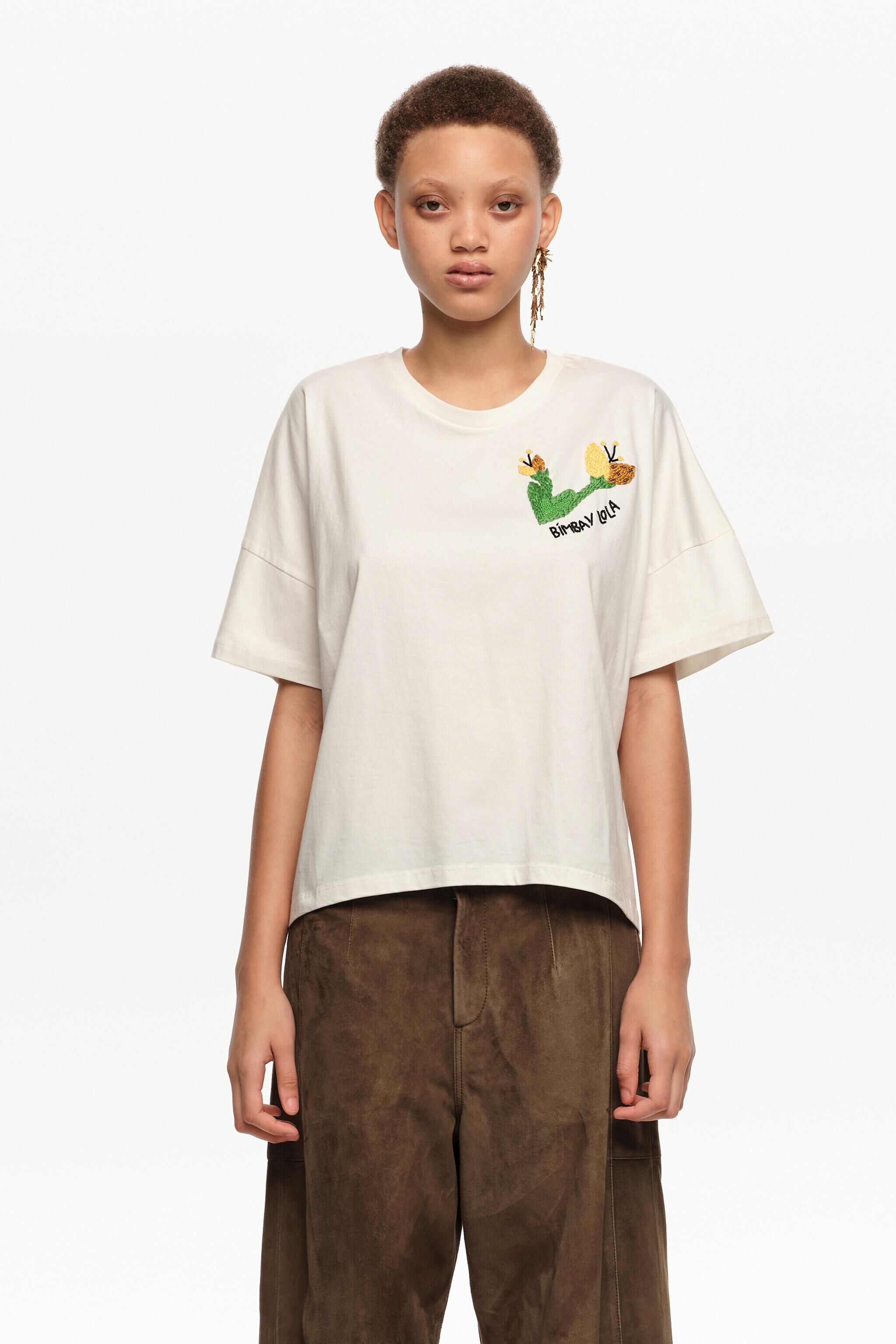 Ivory T-Shirt mit handbesticktem Logo