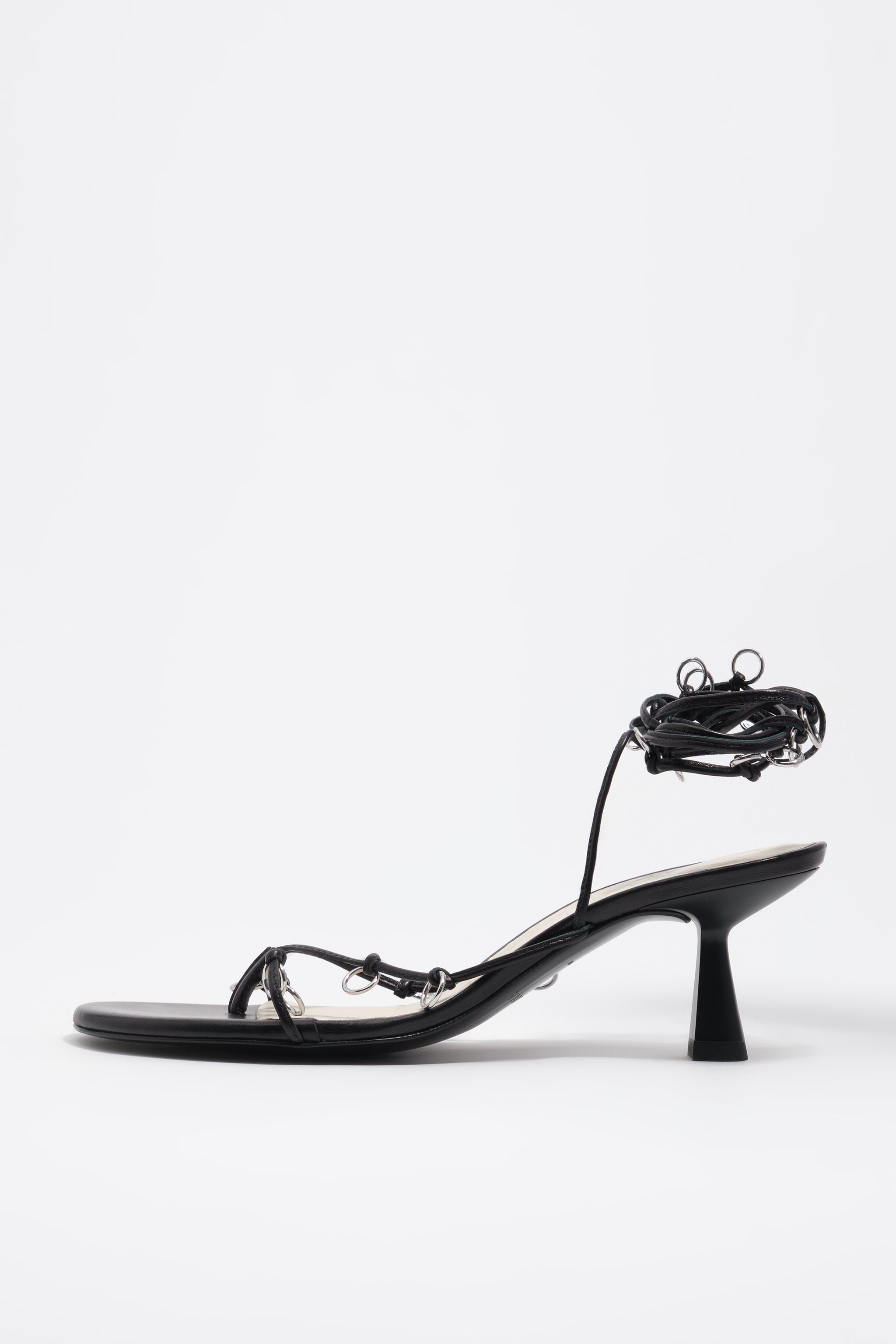 Schwarze Leder-Pumps mit Durchbrüchen