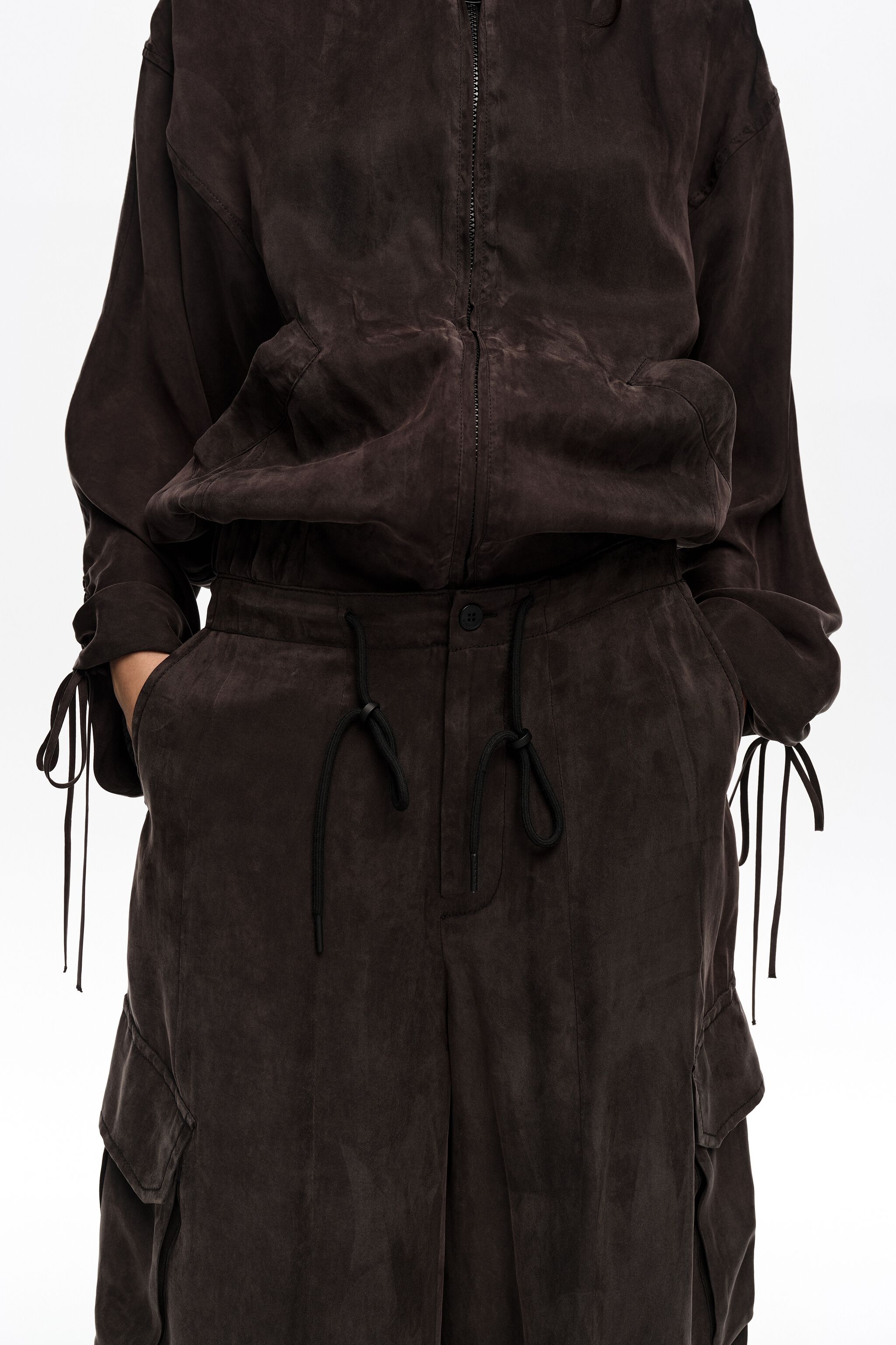 Gewaschene schwarze Fluid-Cargo-Hosen