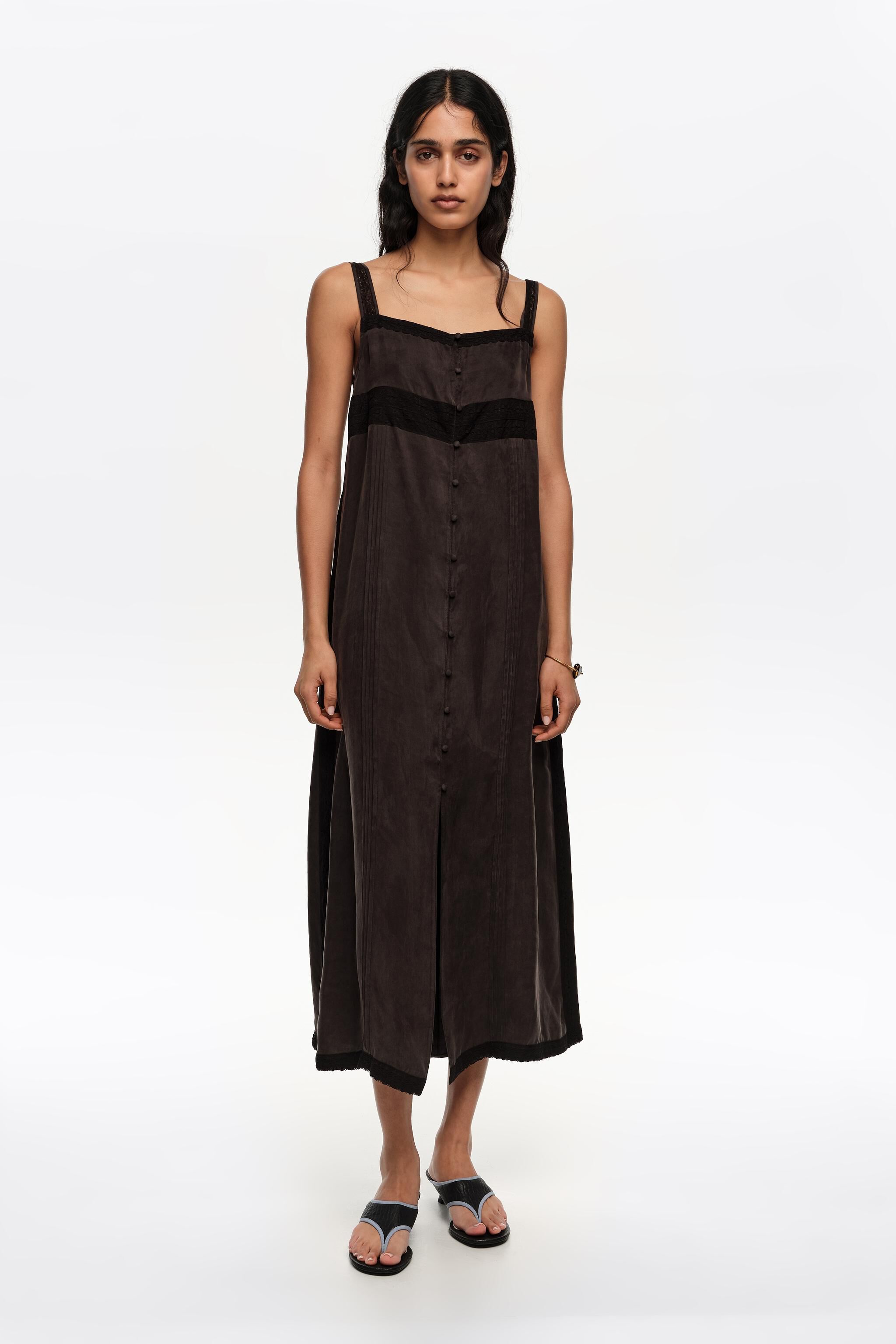 Gewaschene schwarze A-Linien-Robe mit Knöpfen und Spitze