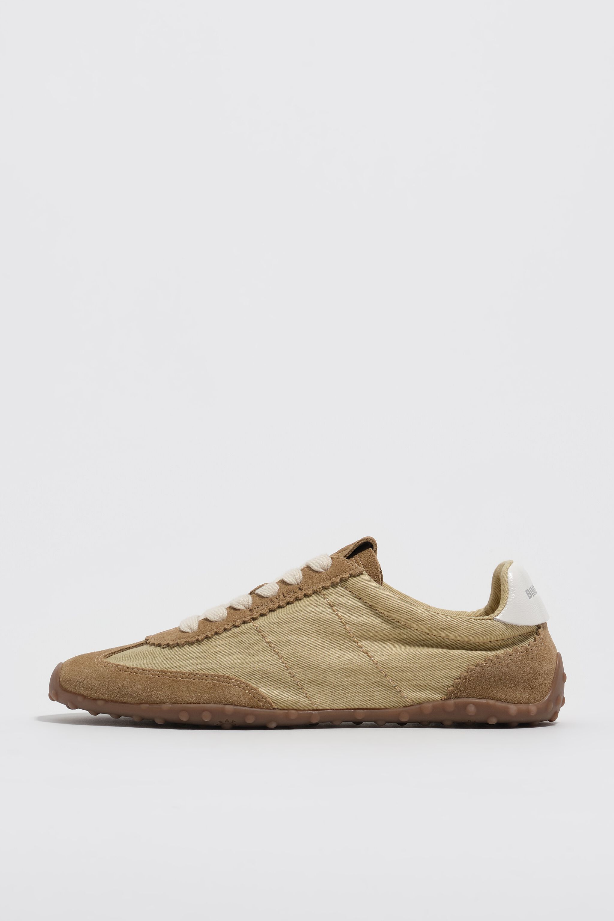 Ockerfarbener Wildleder- und Stoff-Sneaker 13 29