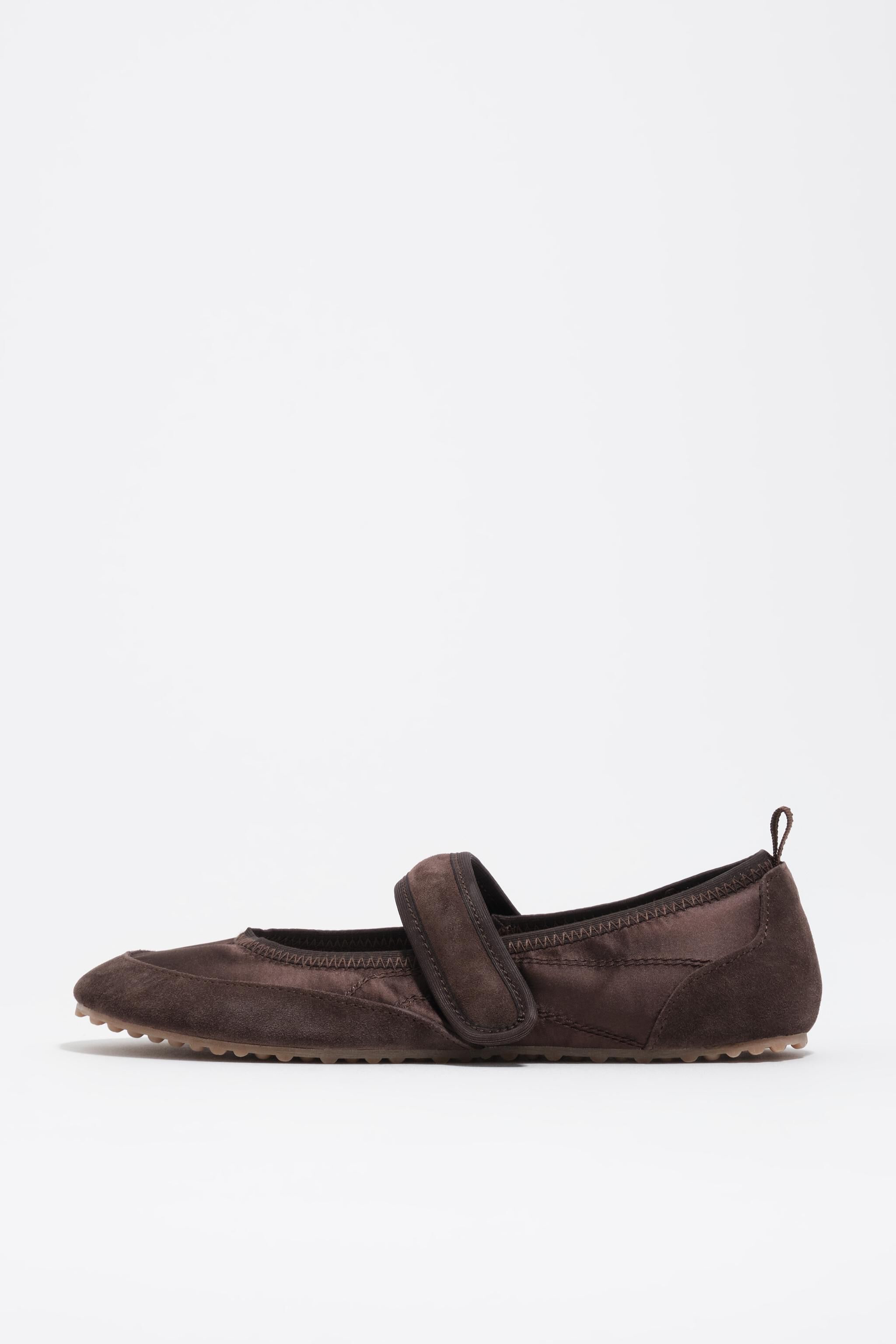 Schnürschuh aus Wildleder und Satin