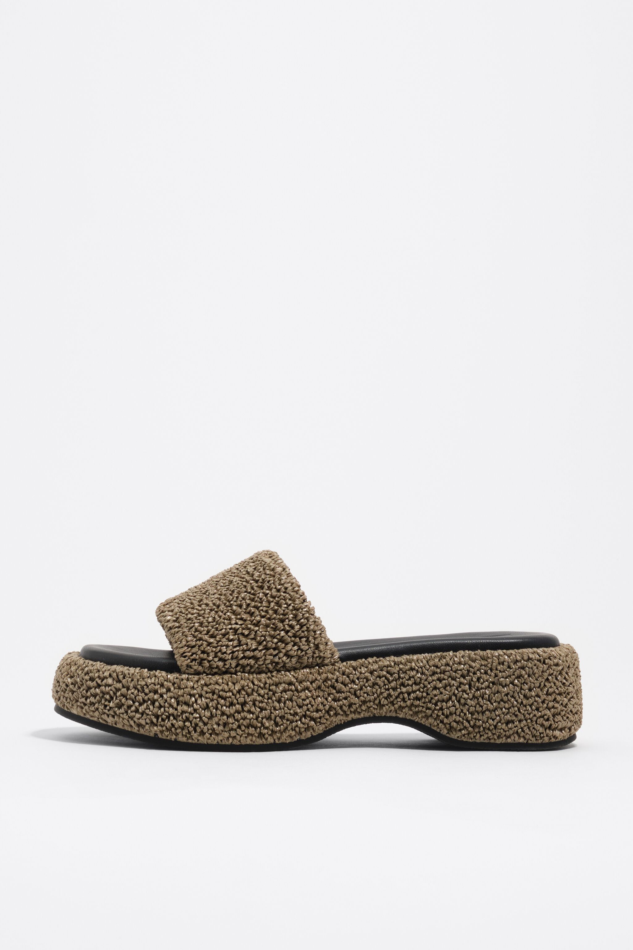 Grüner Stoff-Plattform-Sandalen