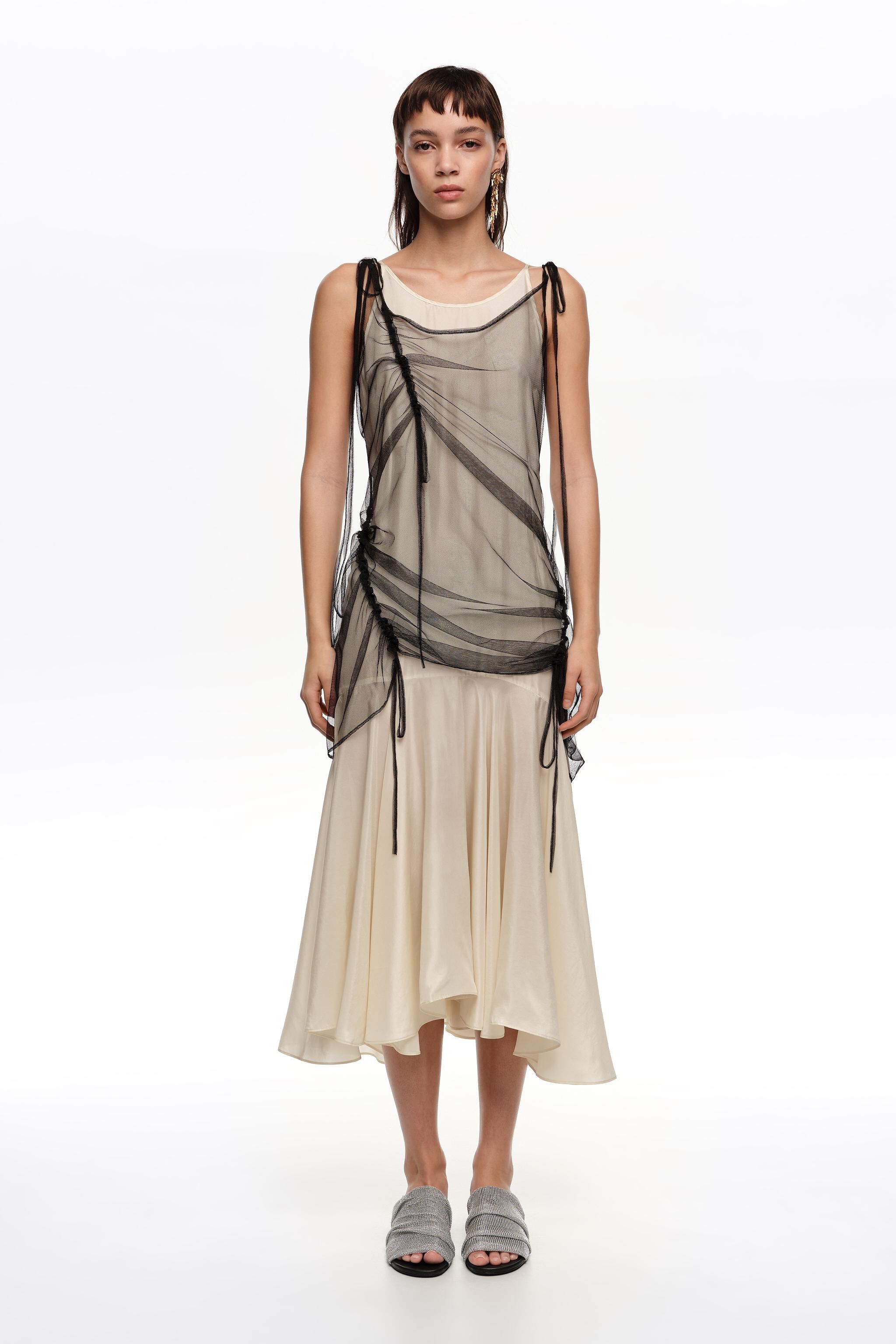 Camisole-Kleid mit schwarzem Netz-Overlay