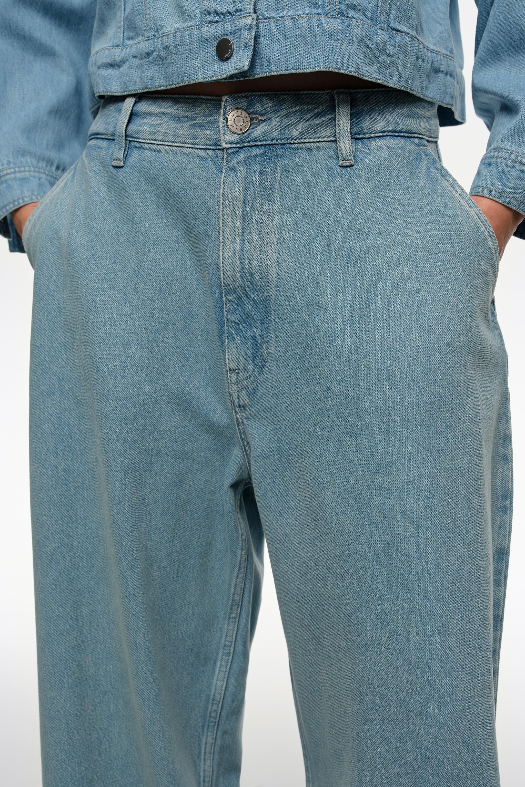 WEITE BEIN - Lichtblau gewaschene Denimhose