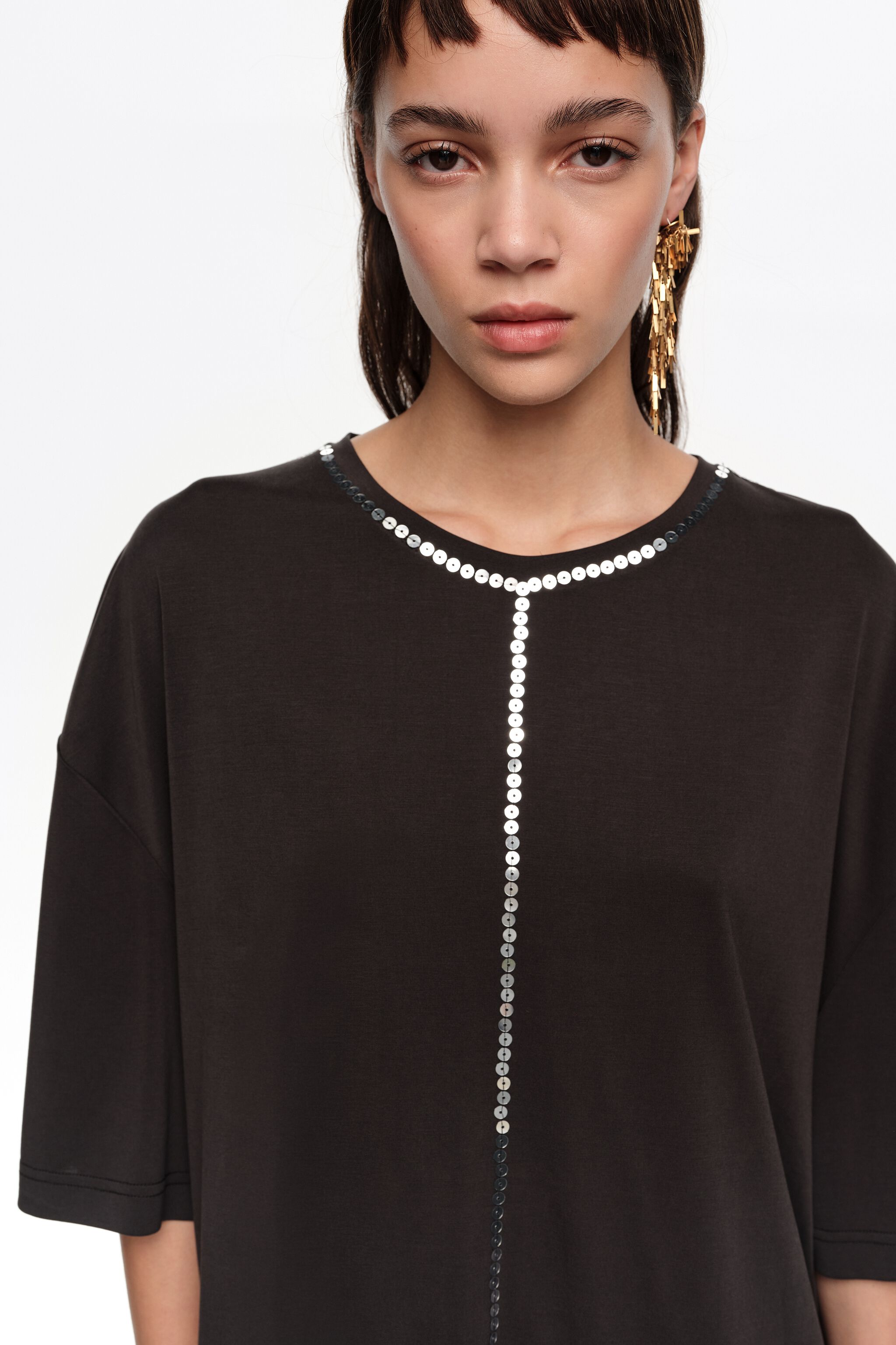 Abgenutztes schwarzes Fließ-T-Shirt mit Pailletten
