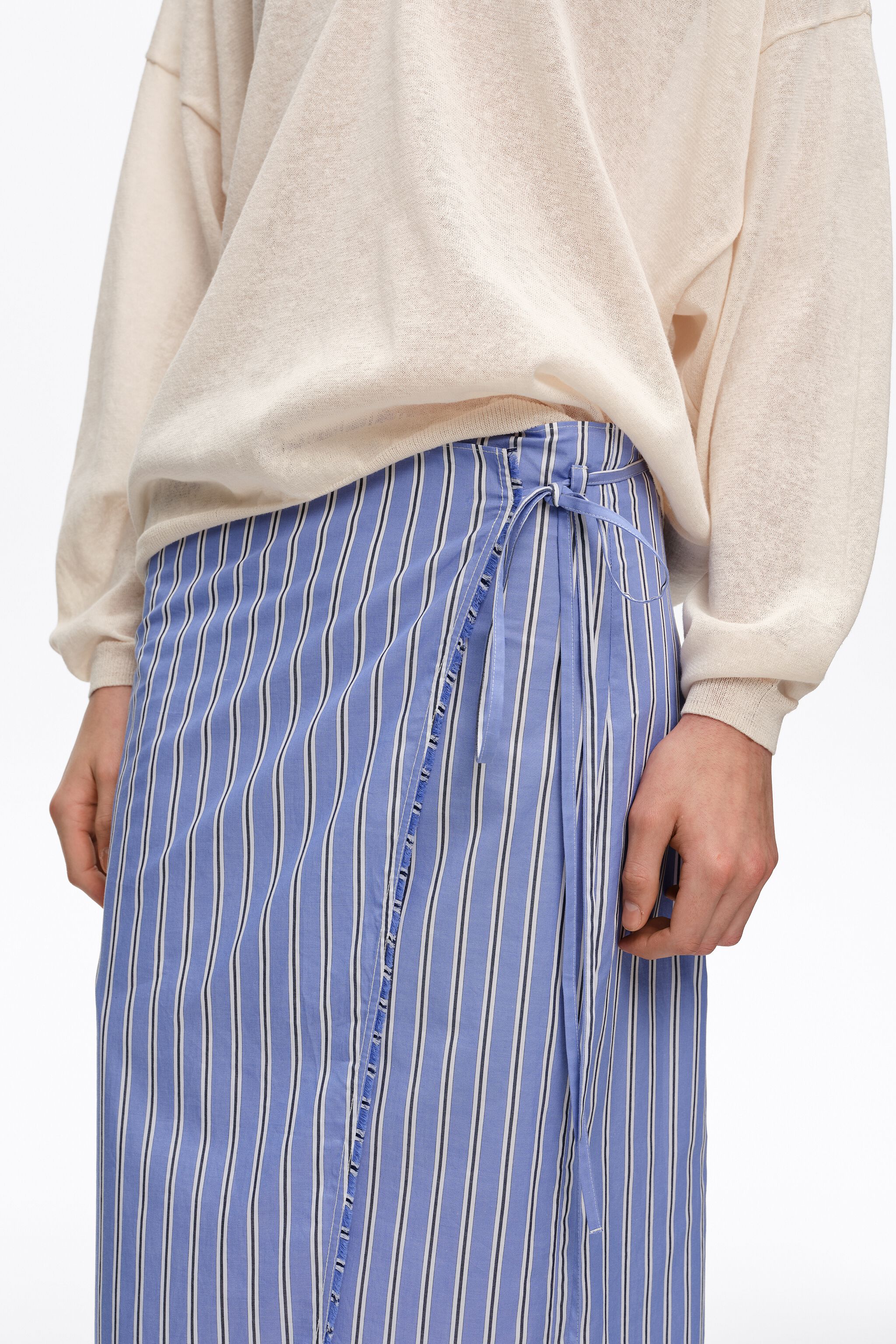 Gerader blauer gestreifter Sarong-Rock