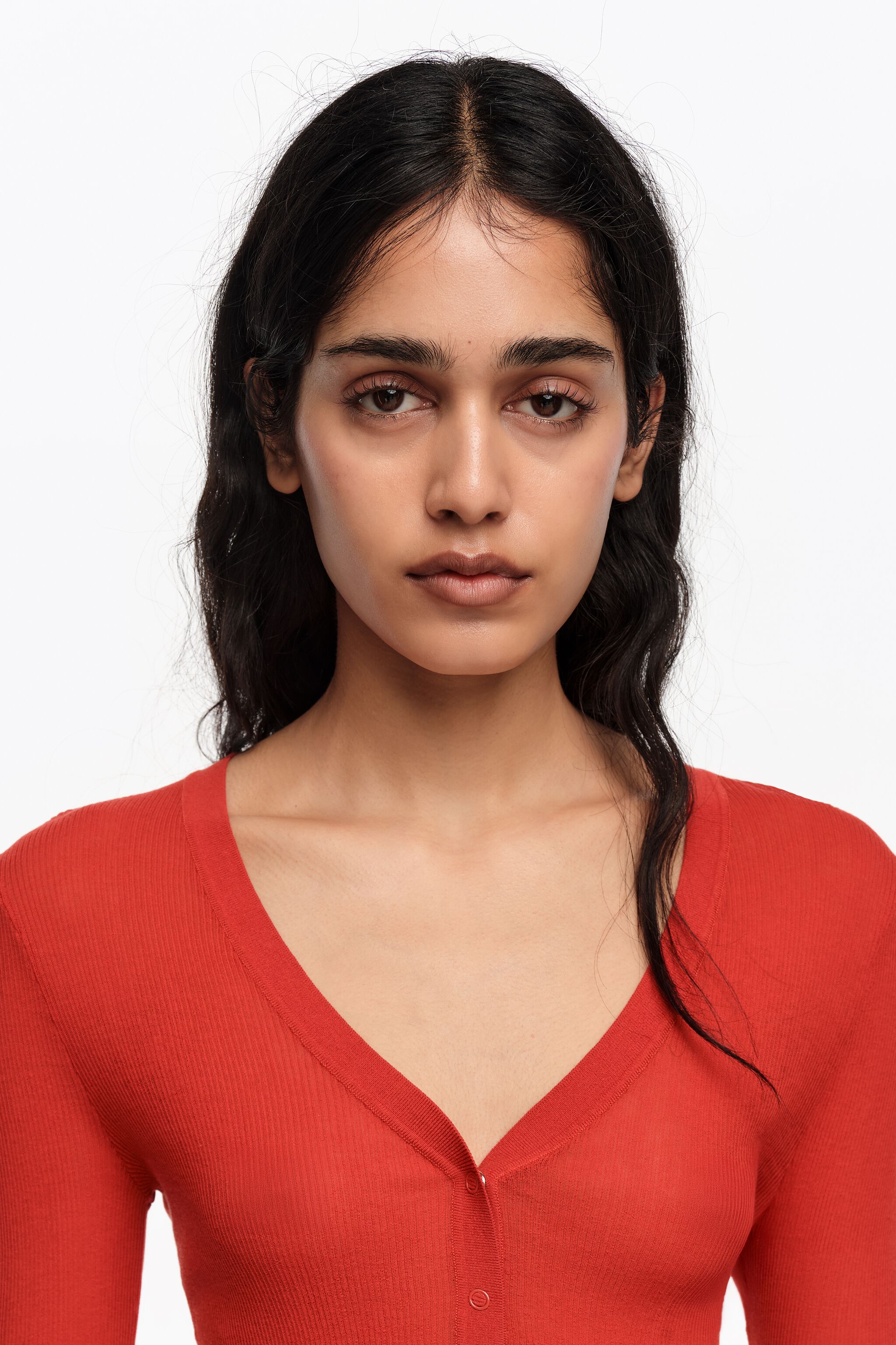 Roter enganliegender Strickpullover