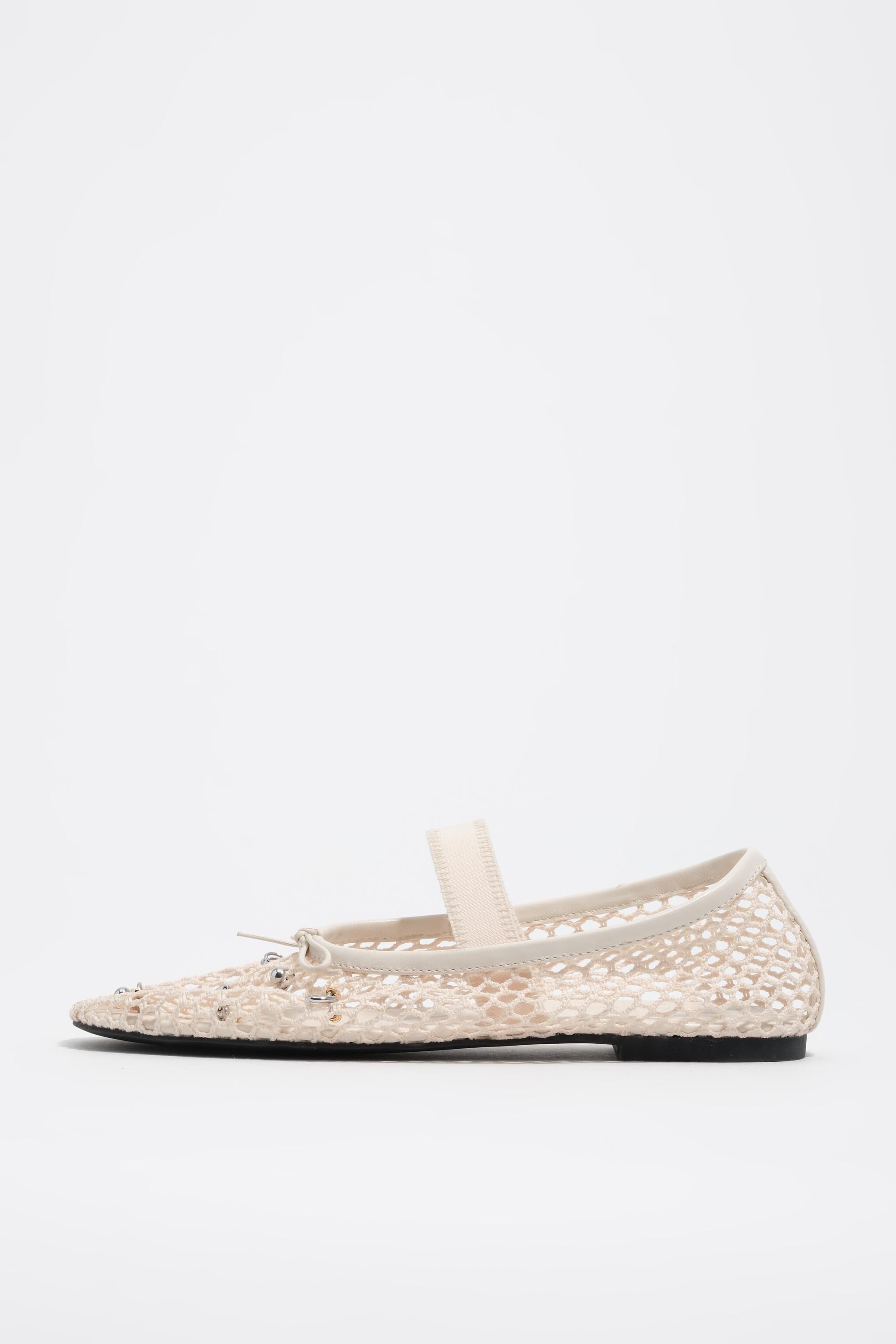 Weiße Mesh-Ballerina mit Metalldetails