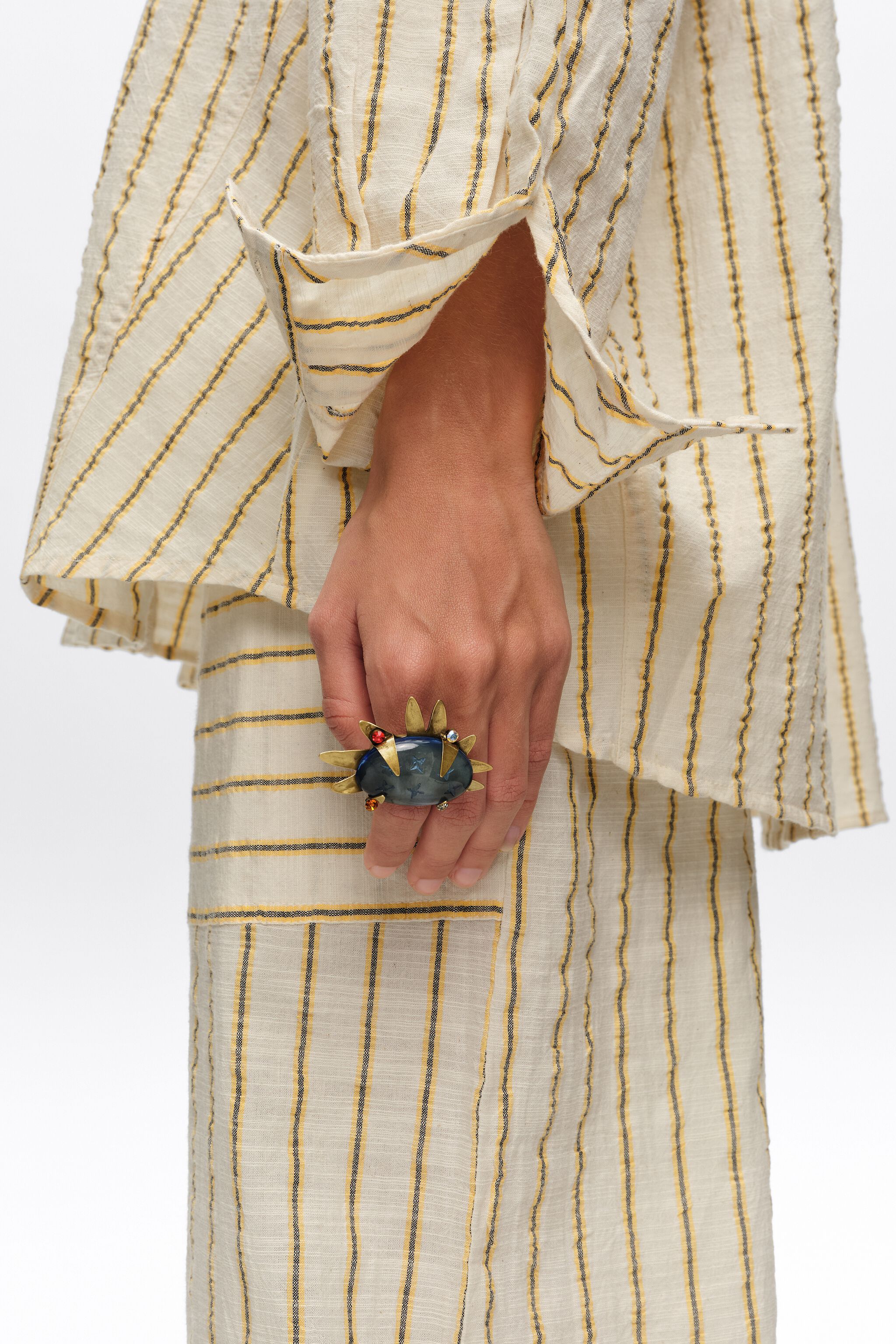 Ring aus altgoldfarbenem blauem Stein