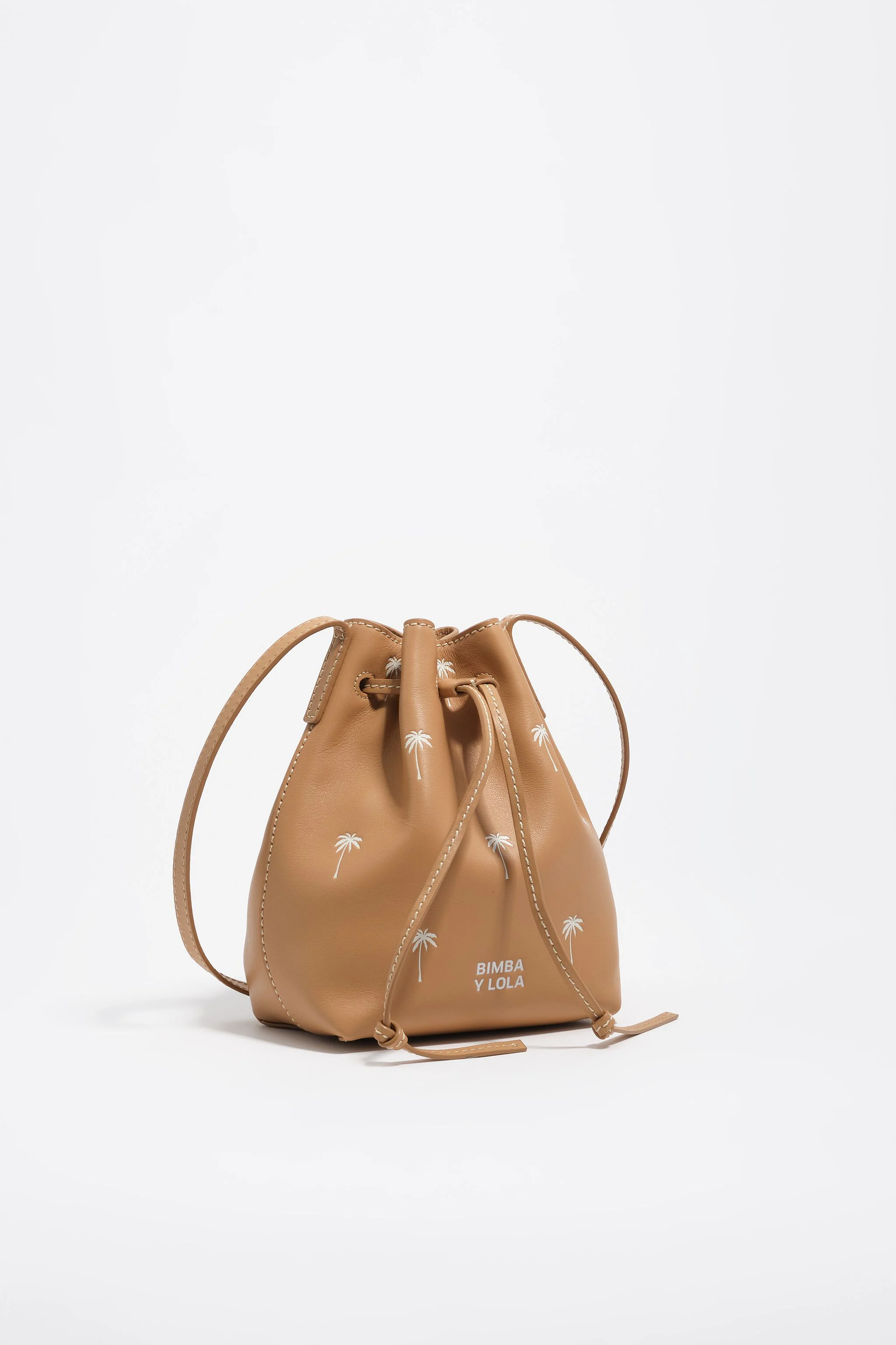 Kleinere Ledertasche im Eimer-Design mit Haselnuss